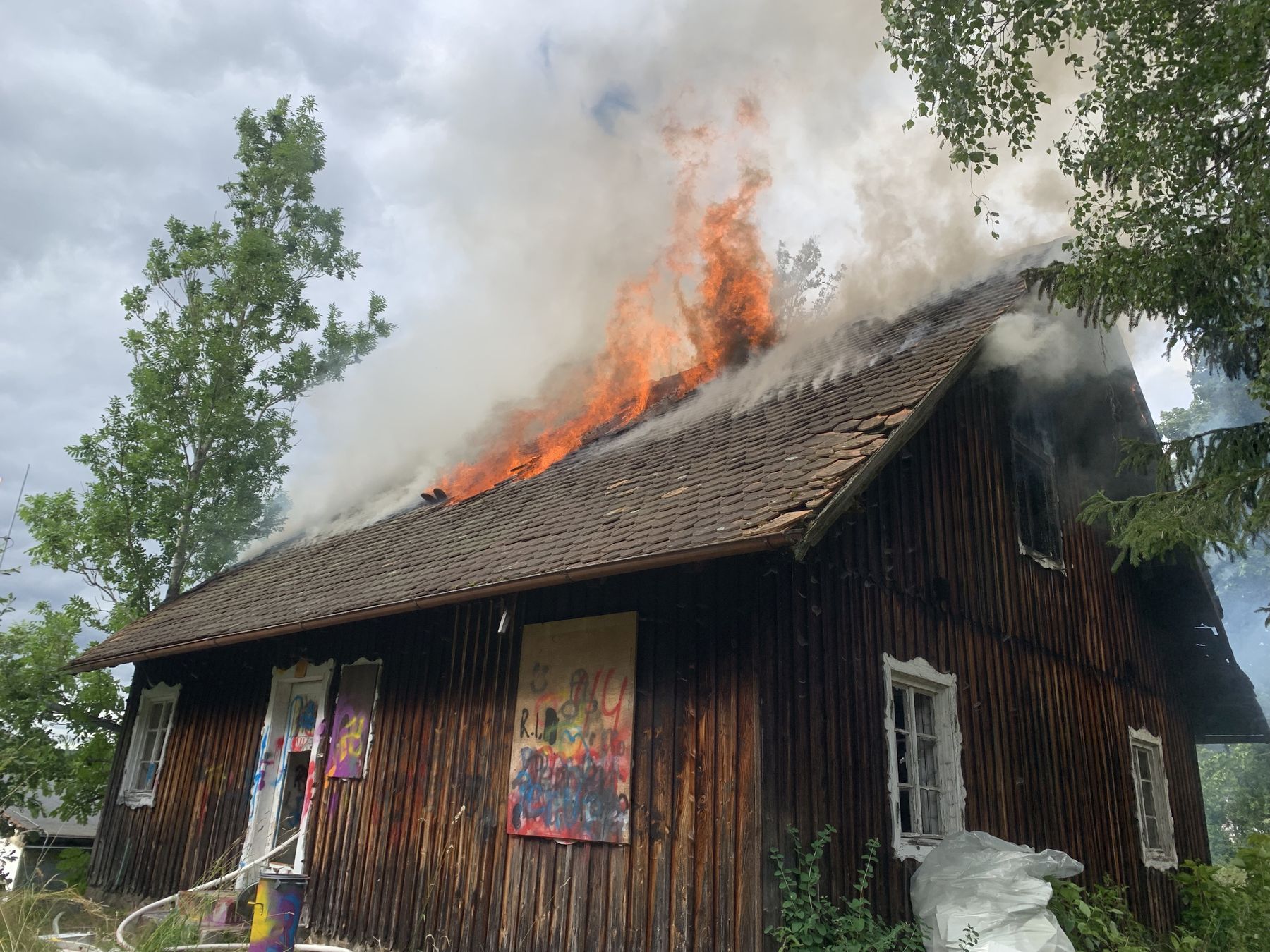 Beim Eintreffen der Feuerwehr stand das Haus in Vollbrand Foto: Kreisbrandinspektion Cham