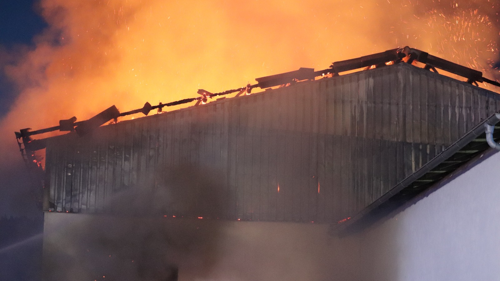 Schadensträchtiger Brand einer einer landwirtschaftlichen Halle