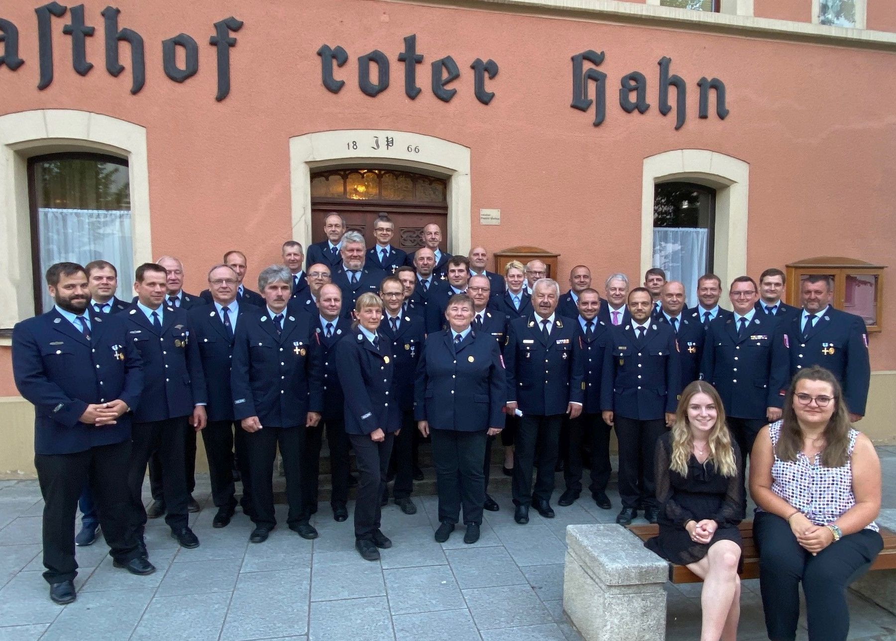 Neben Landrat Richard Reisinger (8.v.l.) und den FF-Führungskräften um KBR Fredi Weiß (11.v.l.) gratulierte auch Hahnbachs Bürgermeister Bernhard Lindner (12.v.l., hintere Reihe). Die Damen im Vordergrund gehören zum Landratsamt.