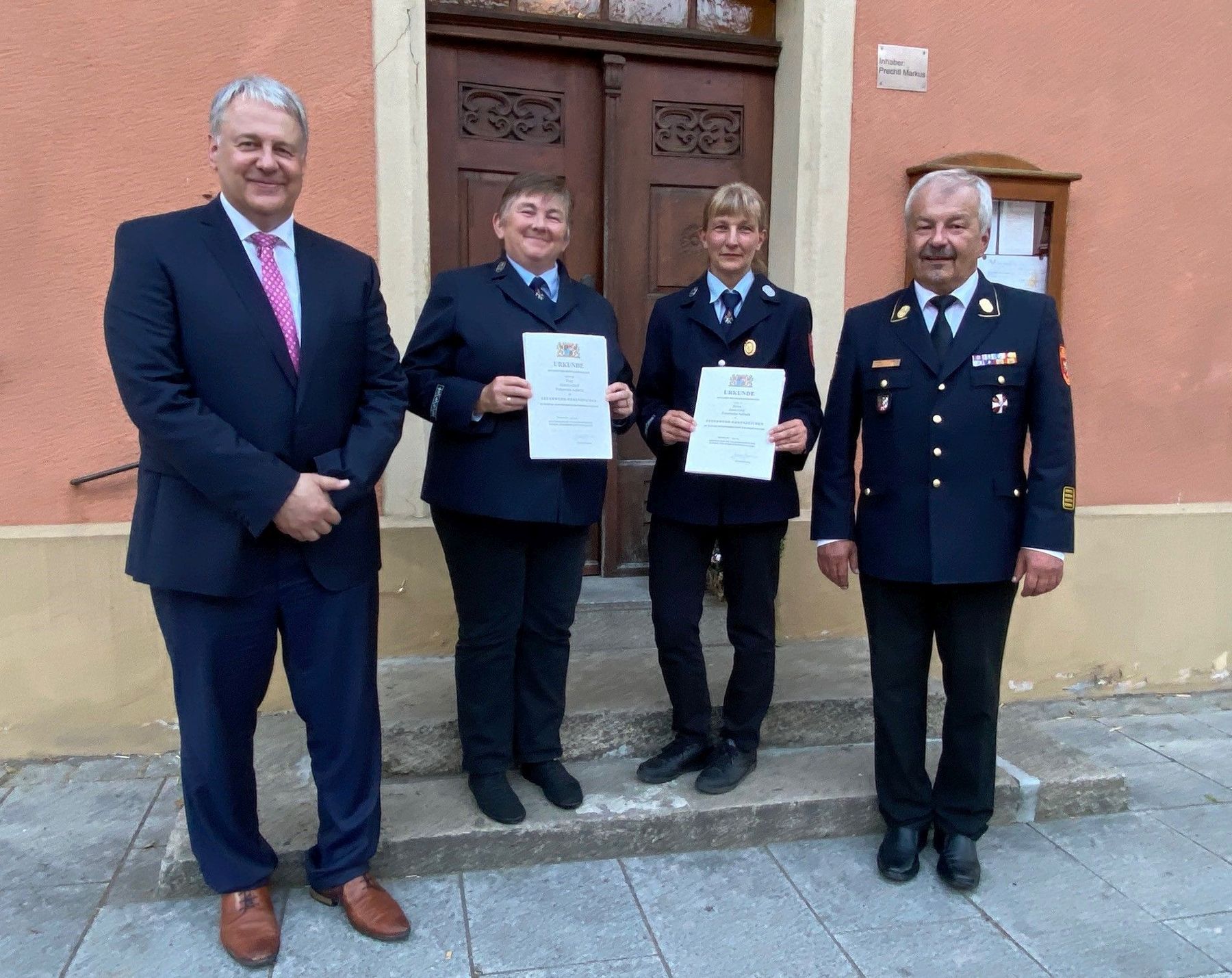 Monika Härtl und Anita Graf halten der Feuerwehr Adlholz seit 40 Jahren die Treue. Darauf sind auch Landrat Richard Reisinger und Kreisbrandrat Fredi Weiß stolz (von links).