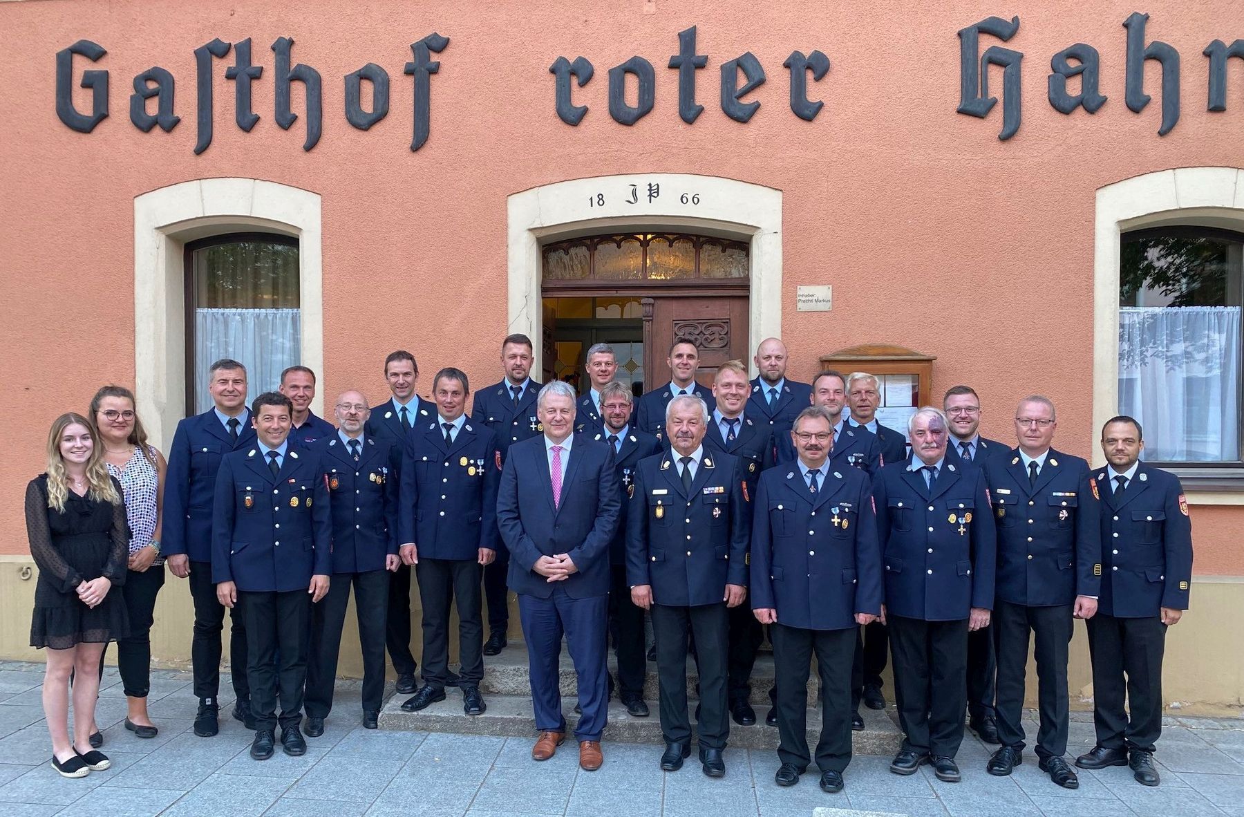 Zu den Gratulanten gehörten neben Landrat Richard Reisinger (vorne Mitte, rote Krawatte) und KBR Fredi Weiß (rechts daneben) auch KBI Christof Strobl, KBM Michael Iberer sowie die Vorstände und Kommandanten der Ortsfeuerwehren. Die Damen links gehören zum Landratsamt. Fotos: Martina Beierl