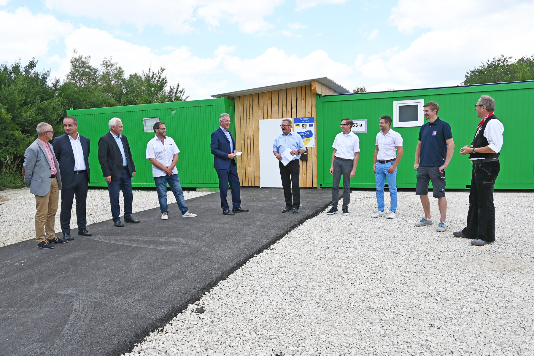 Bürgermeister Martin Preuß und die Vertreter der Stadt Amberg dankten Rechtsanwalt Dr. Konrad Wilfurth (jeweils 3.v.l.) sowie den unterstützenden Firmen vor dem Containerdorf Bayreuther Straße, wo demnächst Ukraineflüchtlinge einziehen sollen Fotos: Thomas Graml, Stadt Amberg