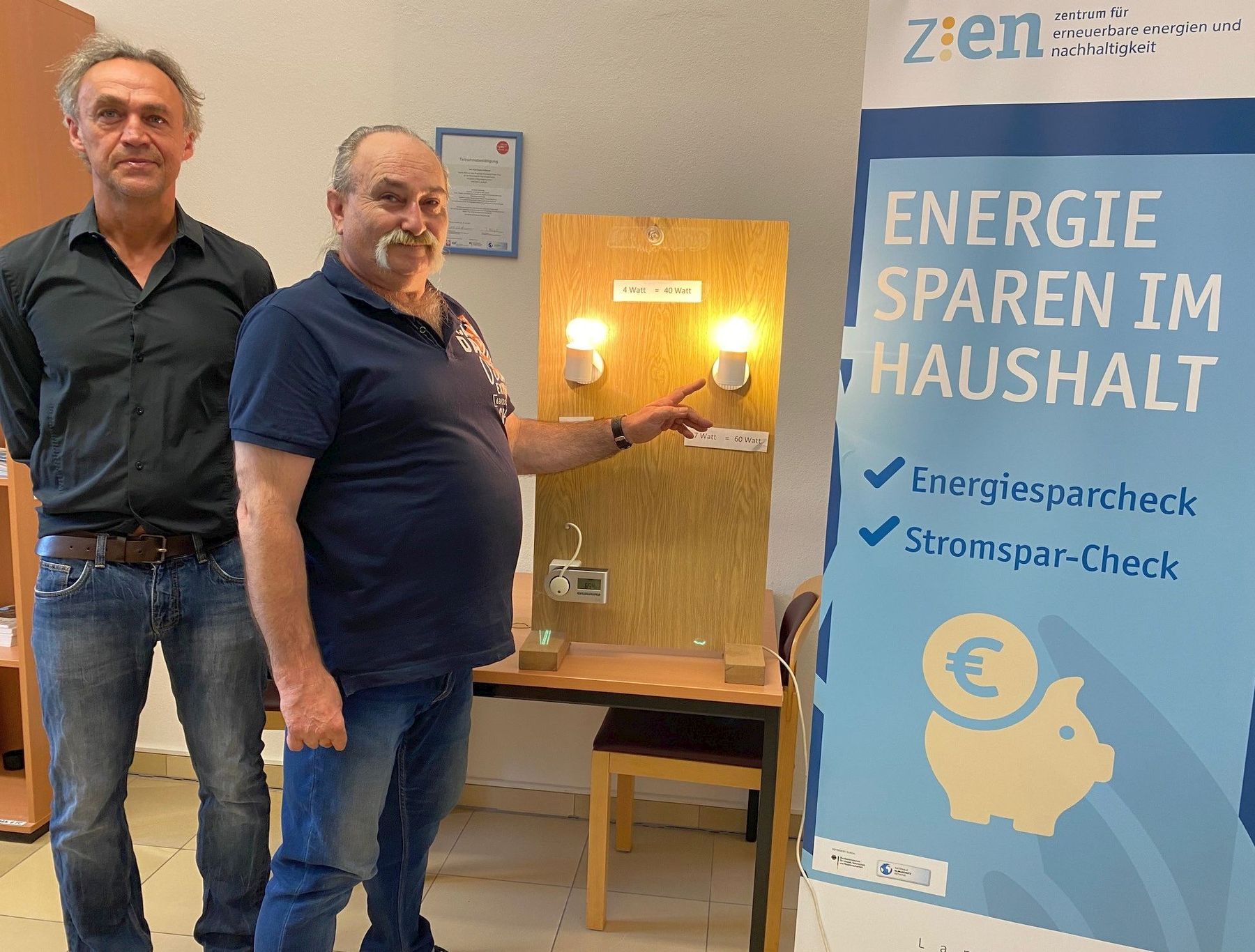 Klimaschutzkoordinator Joachim Scheid und ZEN-Energiesparexperte Karl-Heinz Hofbauer zeigen in mehreren Videoclips „Energiespartipps“ zum einfachen Nachmachen (von links) Foto: Martina Beierl