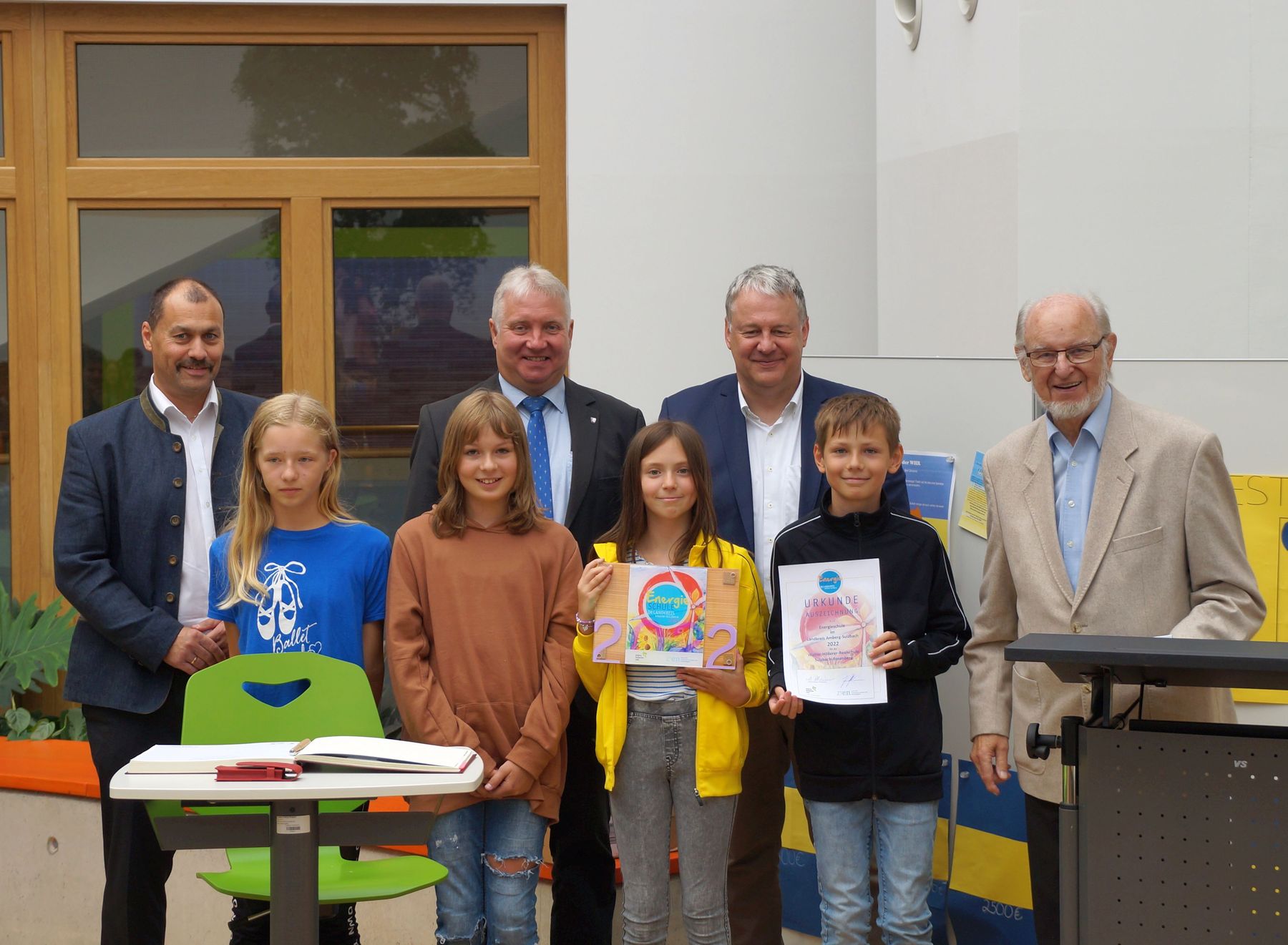 Auch in der WHR gab es strahlende Gesichter über die Auszeichnung als „Energieschule“. Hintere Reihe von links: Schulleiter Martin Zimmermann, 2. Vorsitzender des ZEN Markus Dollacker, Landrat Richard Reisinger und Manfred Klemm von der AG Schule mit den „Nachwuchs-Energieexperten“ der WHR Foto: Yasmin Loesch