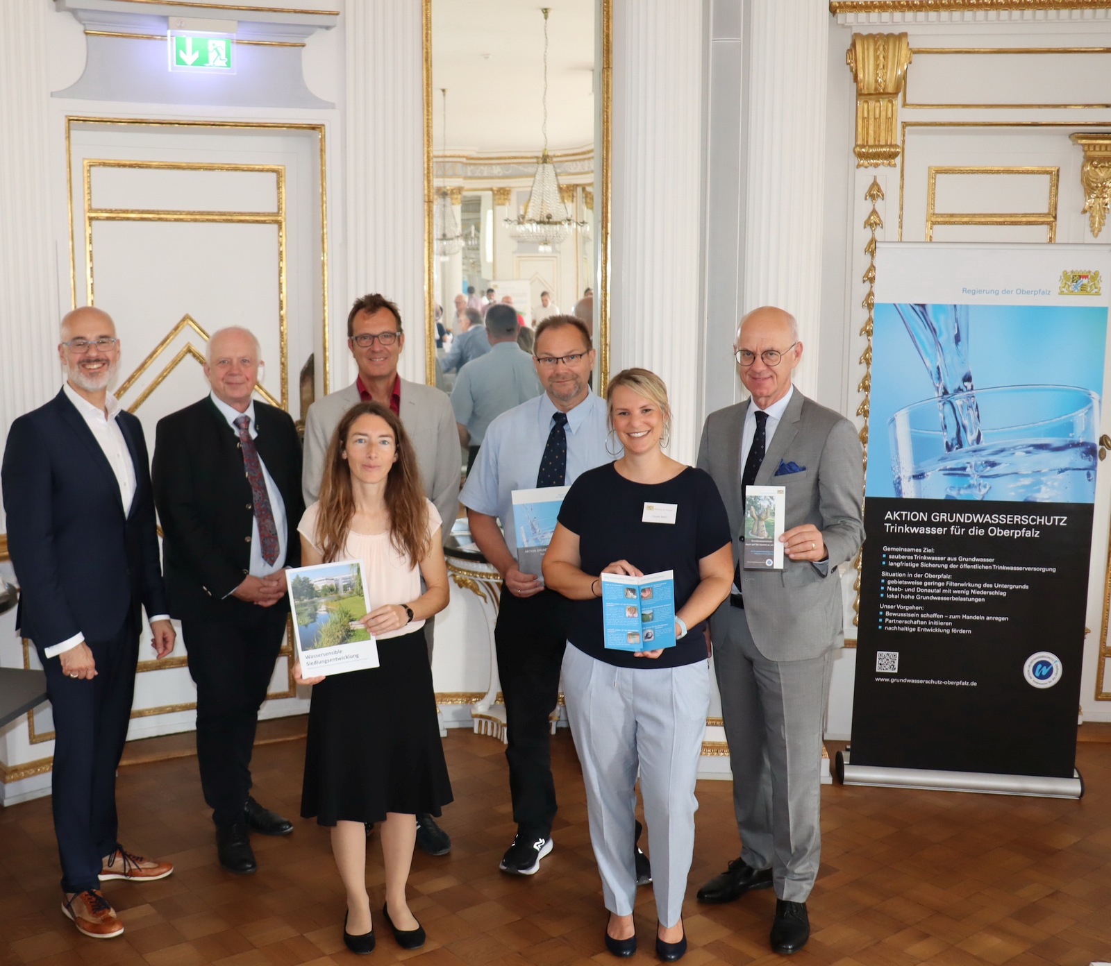 Referenten des 5. Wasserforums Oberpfalz mit Regierungspräsident Walter Jonas (1.v.r.) Hinten: Dominique Kinzkofer, Prof. Martin Grambow, Prof. Jörg Drewes, Dr. Stefan Kremb, Vorne: Eva Schnippering und Claudia Muhr Regierung der Oberpfalz/Stühlinger-Weinhändler