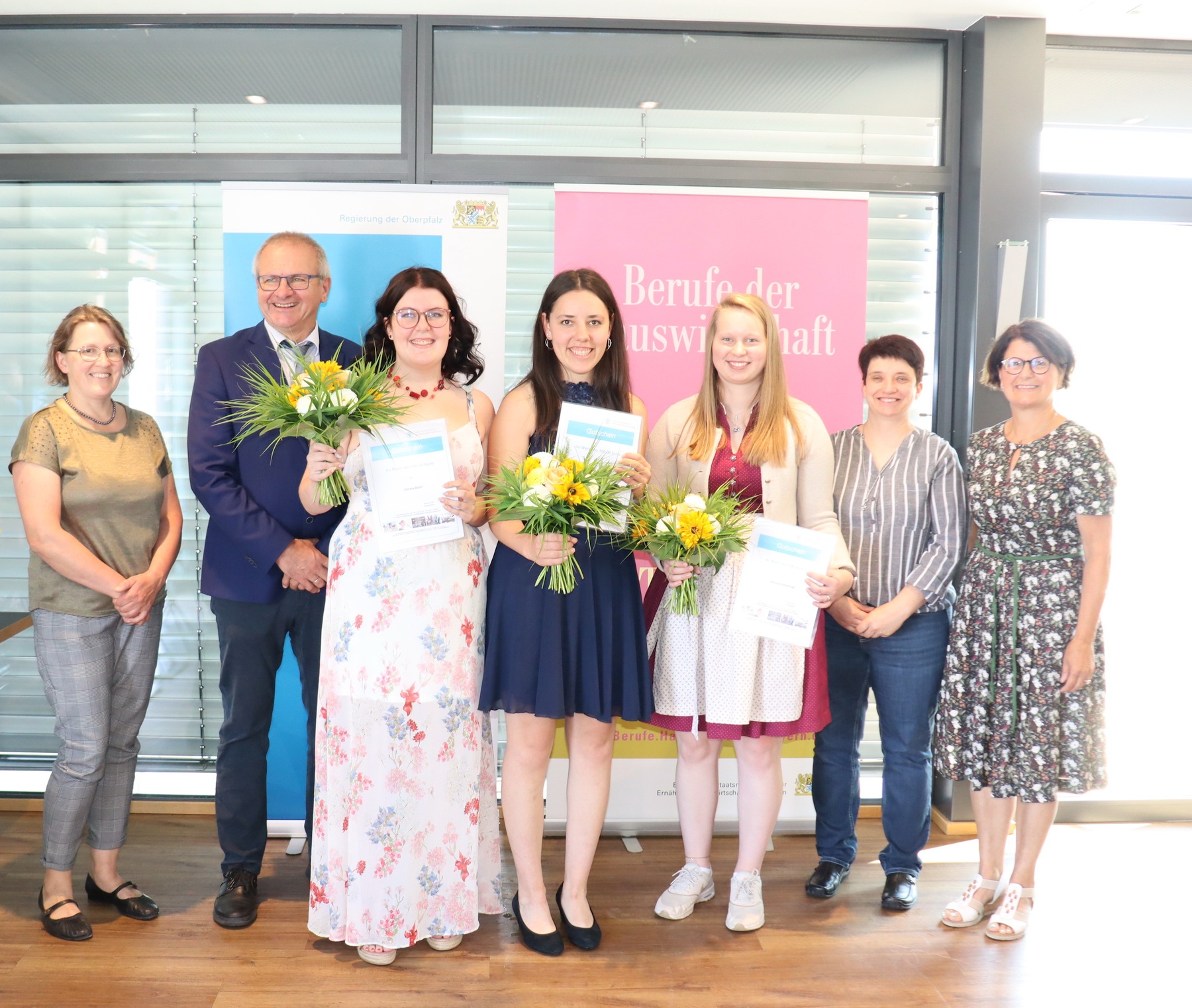 Die drei Prüfungsbesten Emma Biehl (Landkreis Schwandorf), Verena Batz (Landkreis Eichstätt) und Scharnagl Milena (Landkreis Tirschenreuth) (von links) Regierung der Oberpfalz/Stühlinger-Weinhändler