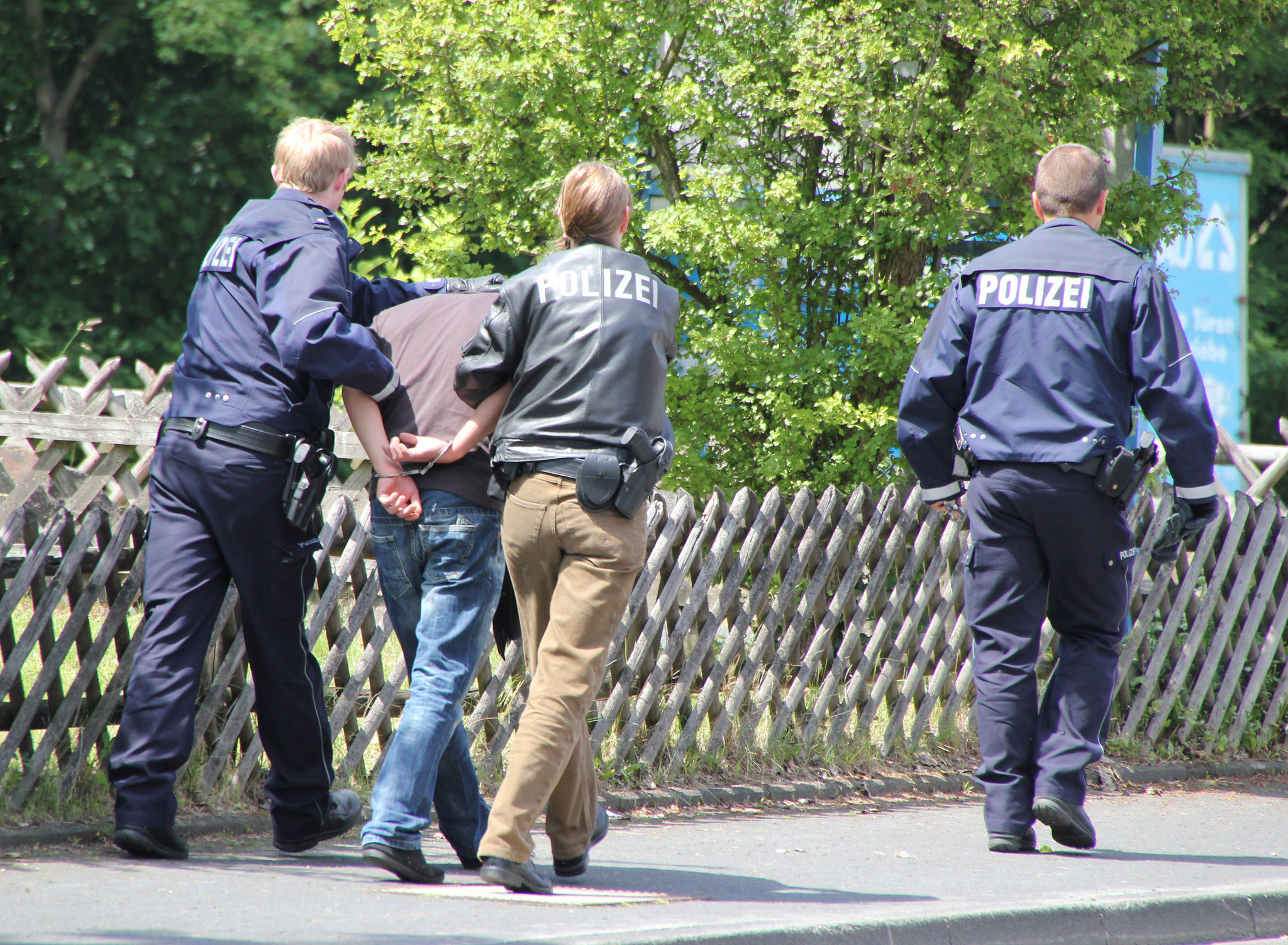 Polizeibeamten verletzt und beleidigt