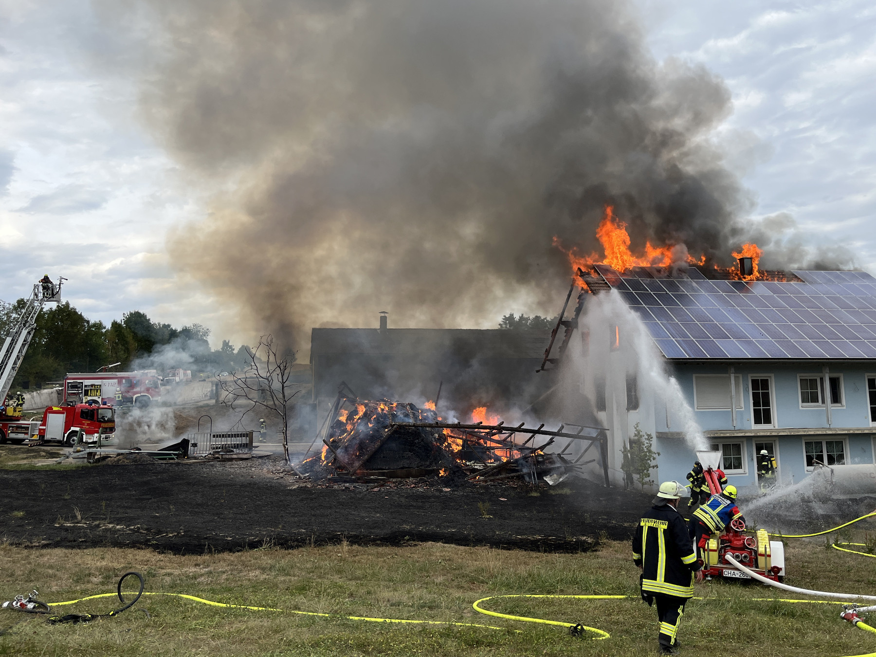 Das Feuer griff auch auf das Wohnhaus über Foto: Kreisbrandinspektion Cham