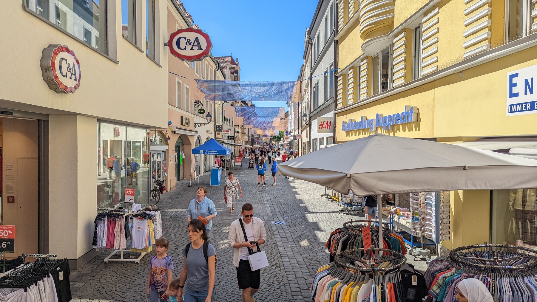 So schön ist Amberg – Bunte Banner lenken in der Fußgängerzone den Blick in den Himmel