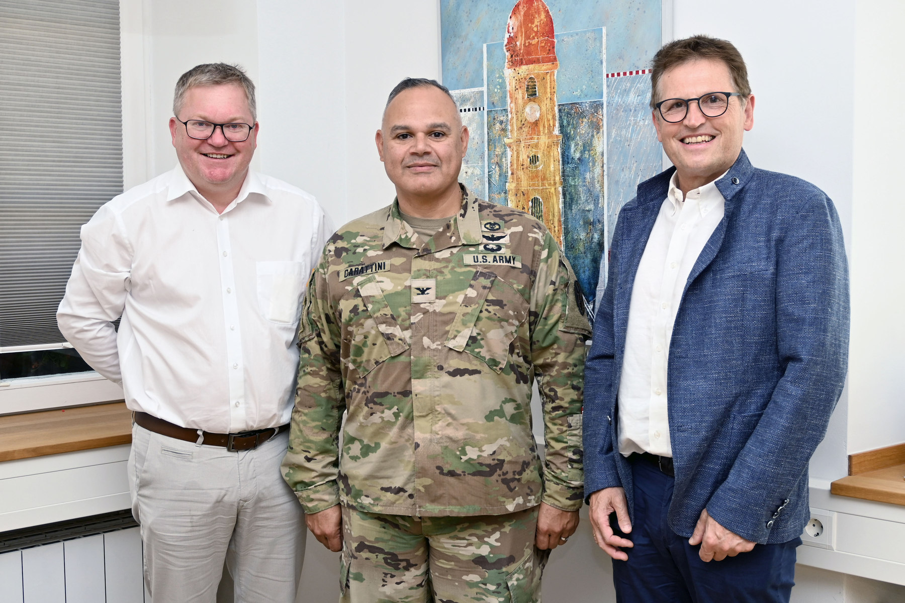 Der Kommandeur der medizinischen Abteilung der US-Armee in Bayern, Colonel Merbin Carattini (Mitte) mit Oberbürgermeister Michael Cerny (links) und dem Ärztlichen Direktor des Klinikums St. Marien Dr. Harald Hollnberger