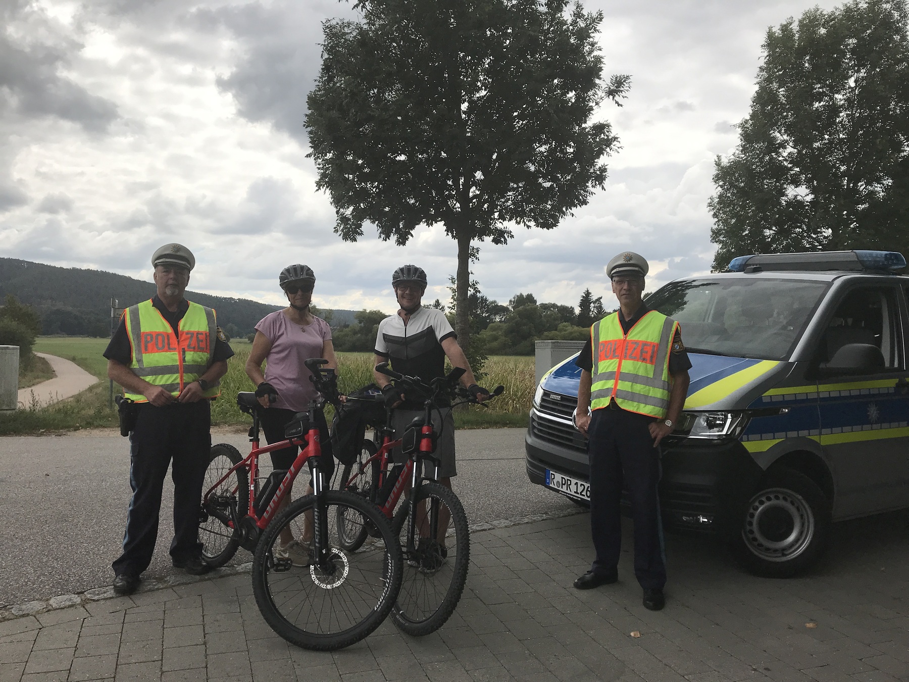 Bildunterschrift: PHK Alfons Zenger (links) und PHK Rainer Kronthaler mit einem kontrollierten Ehepaar auf Radltour Foto: Marchsreiter