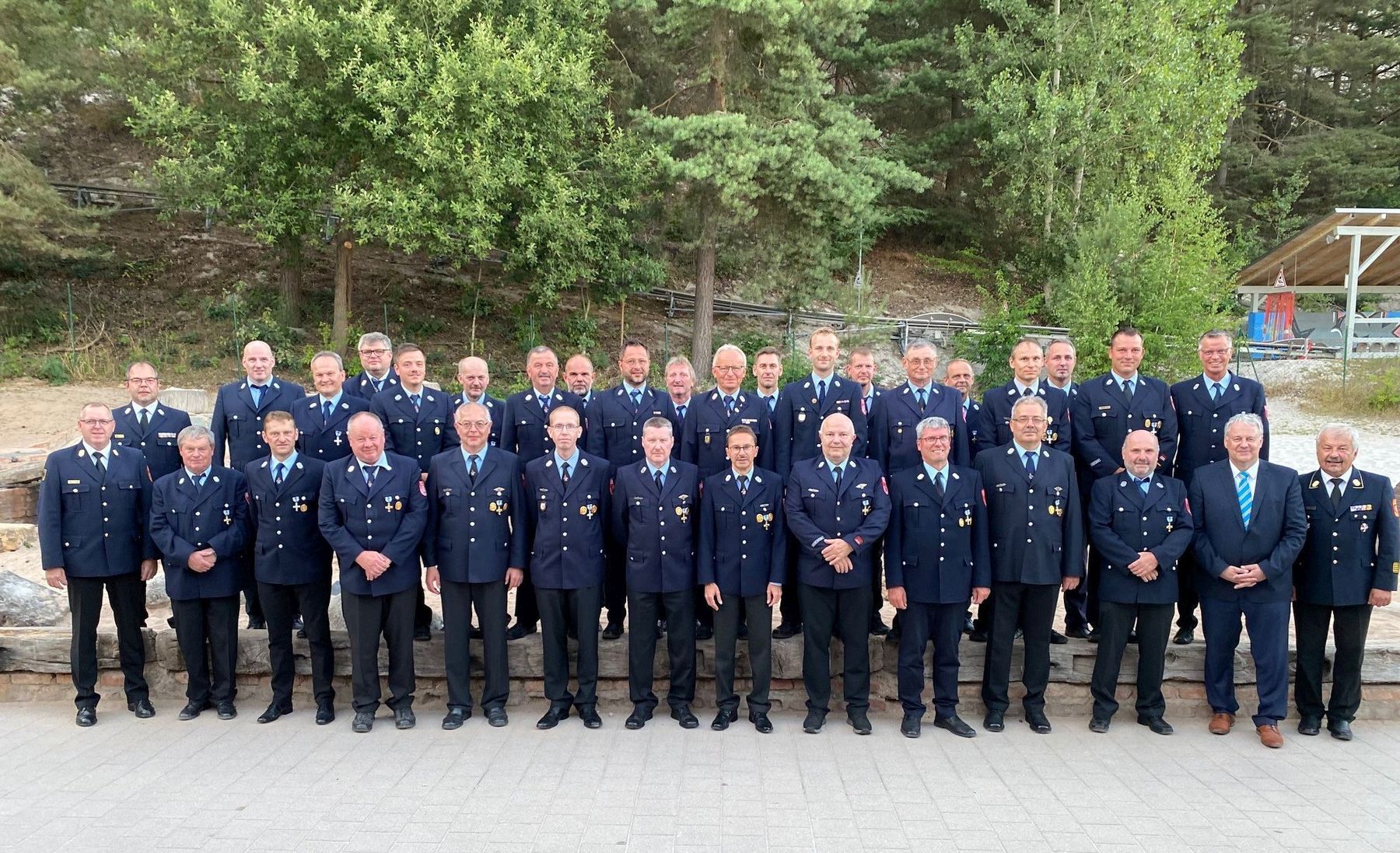 FF im Stadtgebiet Hirschau  KBR Fredi Weiß und Landrat Richard Reisinger (vorne von re.) gratulierten einer ganzen Reihe von Feuerwehrmännern, die seit Jahrzehnten Dienst im Stadtgebiet Hirschau schieben. Auch 1. Bürgermeister Hermann Falk (hinten re.), der selbst für seine 40-jährige Dienstzeit in der Ortsfeuerwehr Ehenfeld ausgezeichnet wurde, reihte sich unter die Gratulanten ein