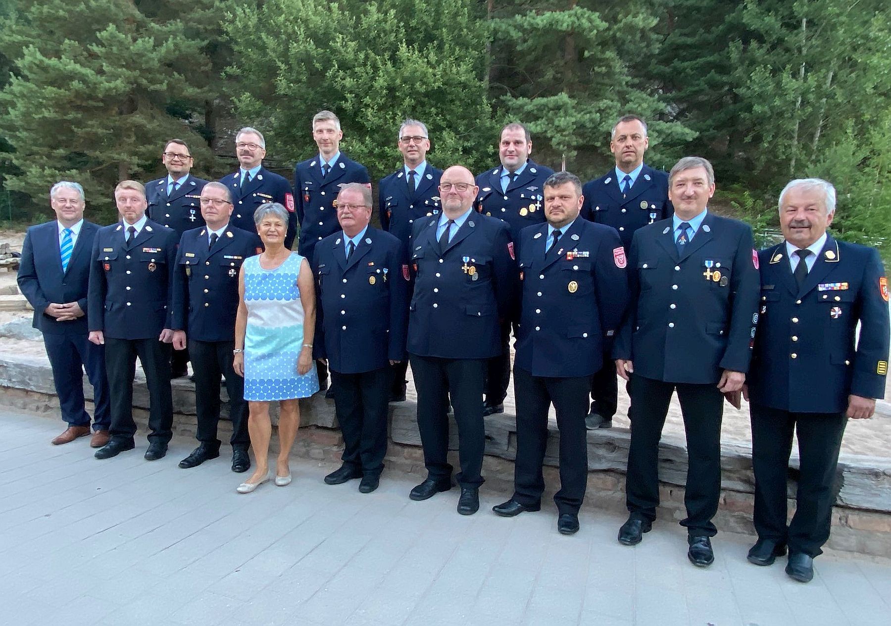 FF im Stadtgebiet Sulzbach-Rosenberg  Den Feuerwehr-Jubilaren im Stadtgebiet Sulzbach-Rosenberg machte neben dem Landkreischef (re.) und der Feuerwehrspitze auch die 3. Bürgermeisterin Hildegard Geismann ihre Aufwartung.