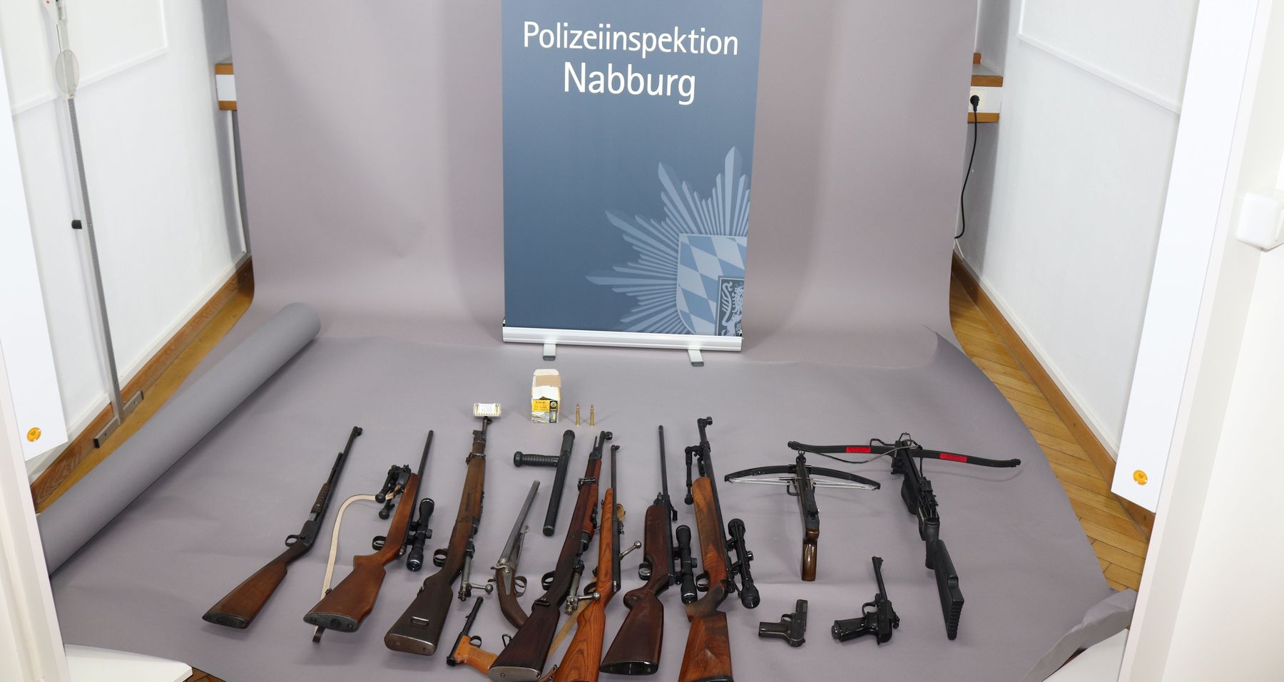 Das Bild zeigt die sichergestellten Waffen. Urheber: PI Nabburg