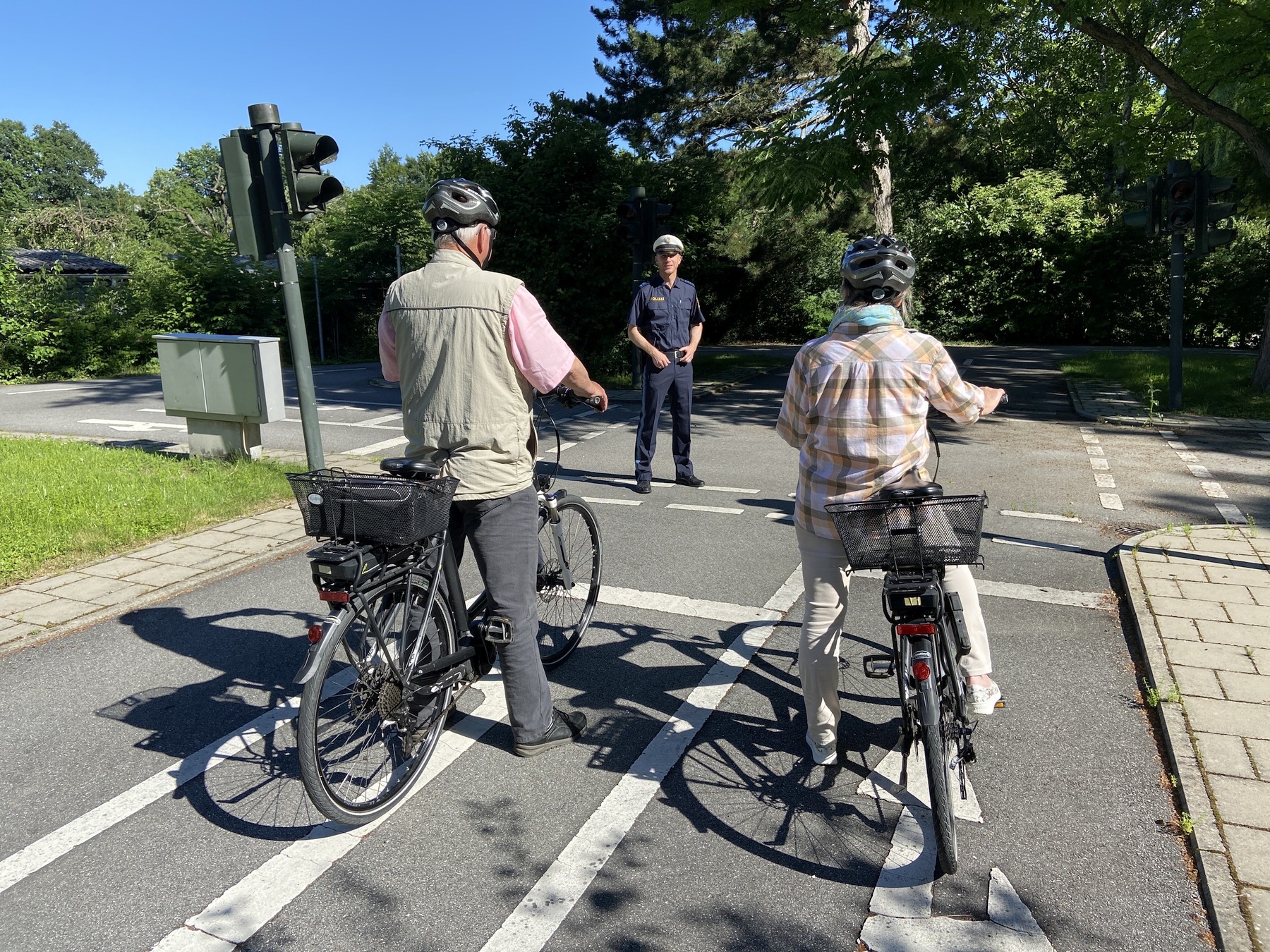 Vorne: Teilnehmende Senioren am Sicherheitstraining, Hinten: PHM Seyfert, PI Regensburg Süd Foto: PI Regensburg Süd