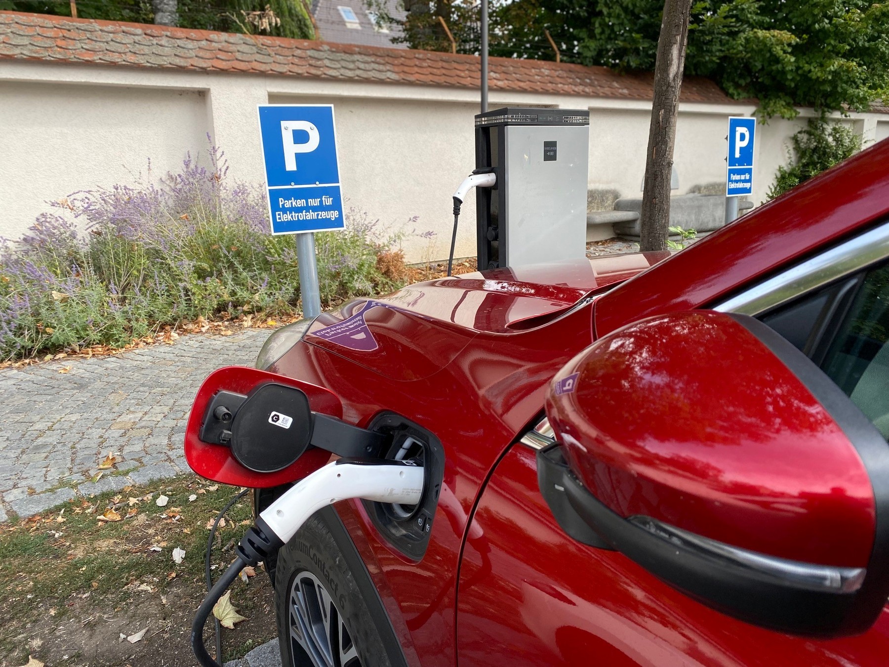 Kostenlos parken und Strom tanken. Für private E-Fahrzeuglenker war die E-Ladesäule im Hof des Landratsamtes bisher eine beliebte Anlaufstelle. Mitte Oktober wird die Stromtankstelle verlegt und steht dann nur noch den Elektrofahrzeugen der Behörde zur Verfügung Foto: Martina Beierl