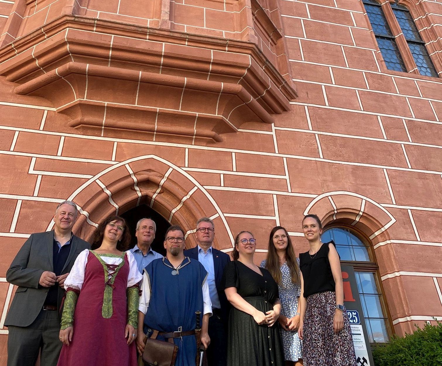 Manuel Stachura (vordere Reihe, Mitte) und die Unterstützer der „Inklusiven Stadtführung“ vor dem gotischen Rathaus in Sulzbach-Rosenberg um Landrat Richard Reisinger, Peter Miltenberger von Regens Wagner, Bürgermeister Michael Göth (hintere Reihe von links) und Regionalmanagerin Katharina Schenk (2.v.r.) Foto: Martina Beierl