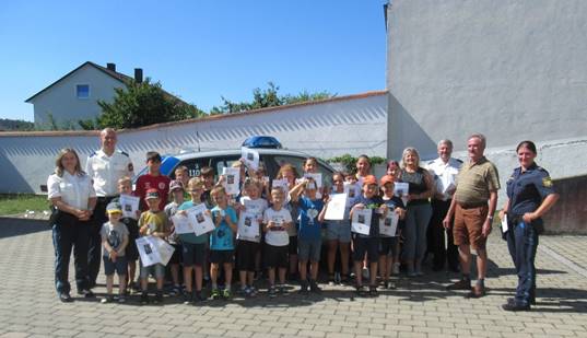 Begleitet wurden die Kinder an diesem Tag von POKin Ziereis, POM Singer, EPHK Feuerer und POKin Daiminger (v.l.) Quelle: PI Oberviechtach