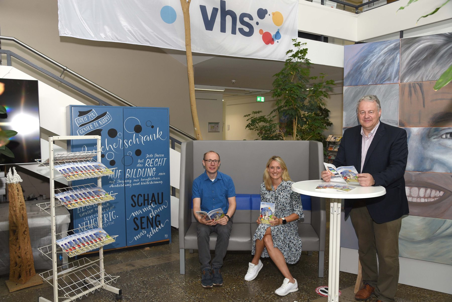 vhs-Leiterin Claudia Mai und ihr neuer Stellvertreter Thomas Rode (links) legen den Fokus auf Nachhaltigkeit und Umweltschutz. Das unterstützt auch Landrat Richard Reisinger (rechts) Foto: Joachim Gebhardt