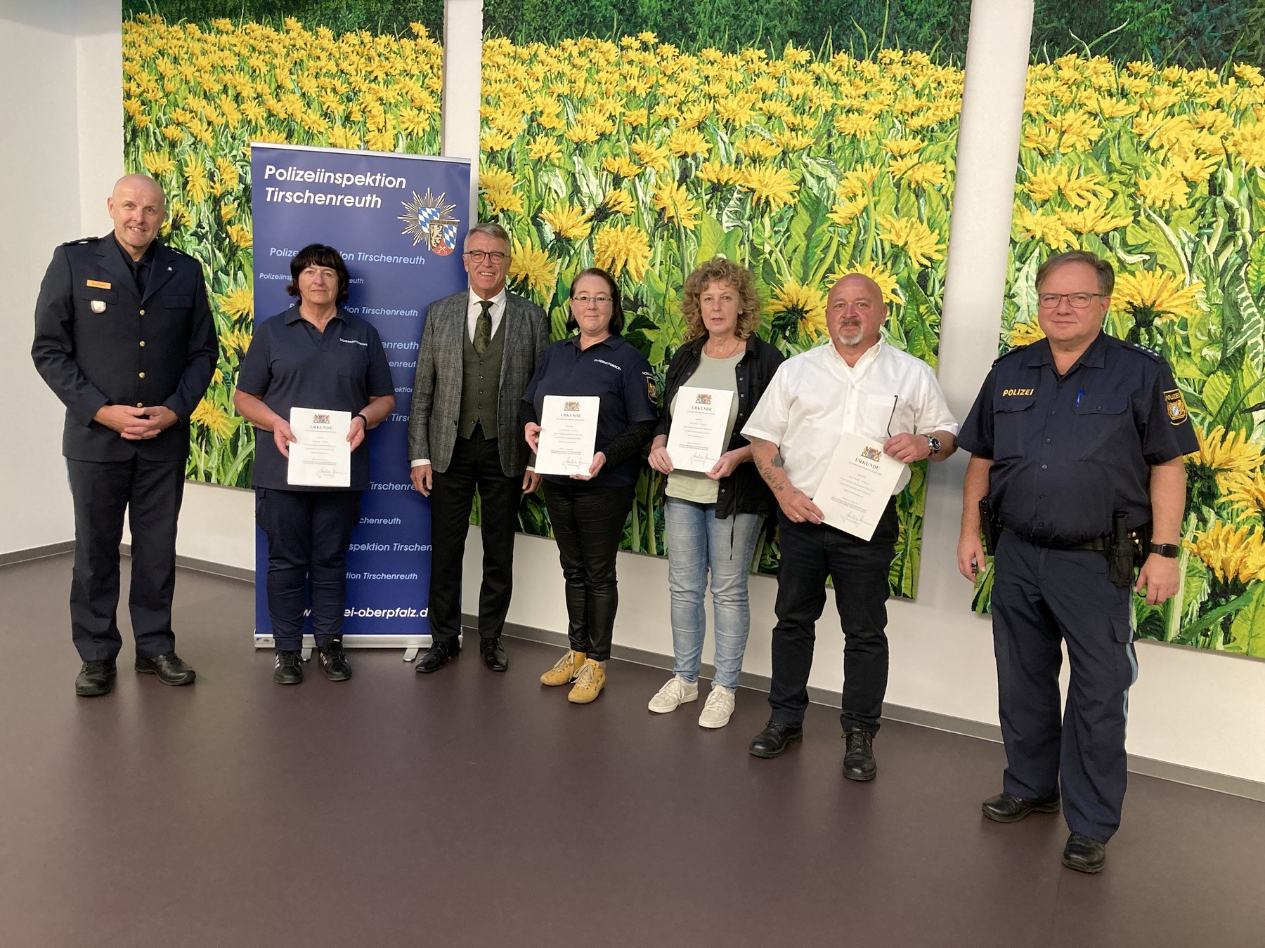 v.l.n.r.: EPHK Günther Burkhard, Frau Olga Wölfl, Herr Bürgermeister Stahl, Frau Michaela Gruber, Frau Monika Wagner, Herr Harald Wagner, PHK Stefan Hage