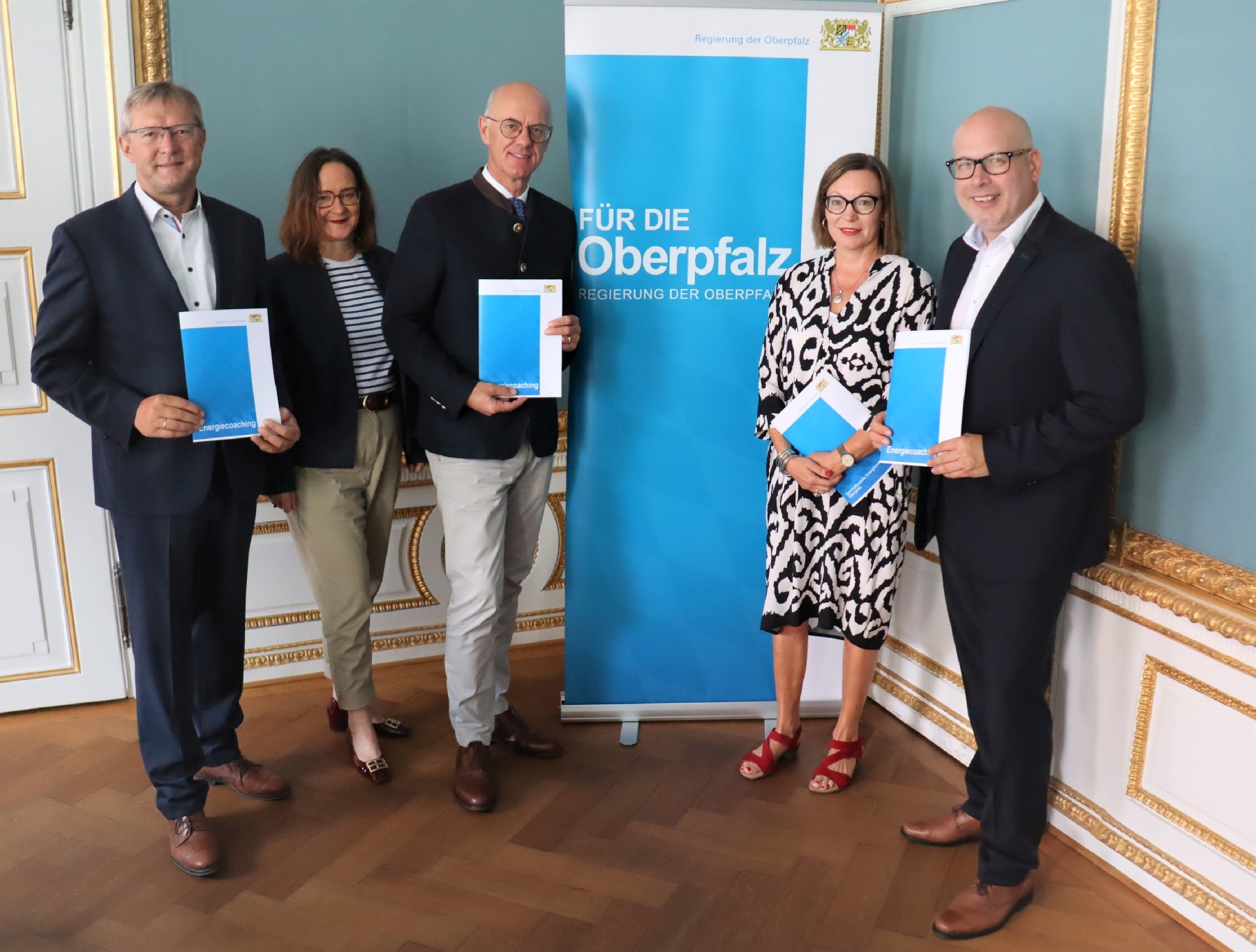 Regierungspräsident Walter Jonas (Mitte) zusammen mit (vlnr.:) Ludwig Friedl (Energieagentur Regensburg), Bereichsleiterin Christiane Zürn, Sigrun Denner (Geschäftsstelle Energiewende an der Regierung der Oberpfalz), Matthias Rösch (etz Nordoberpfalz) Regierung der Oberpfalz/Schmied