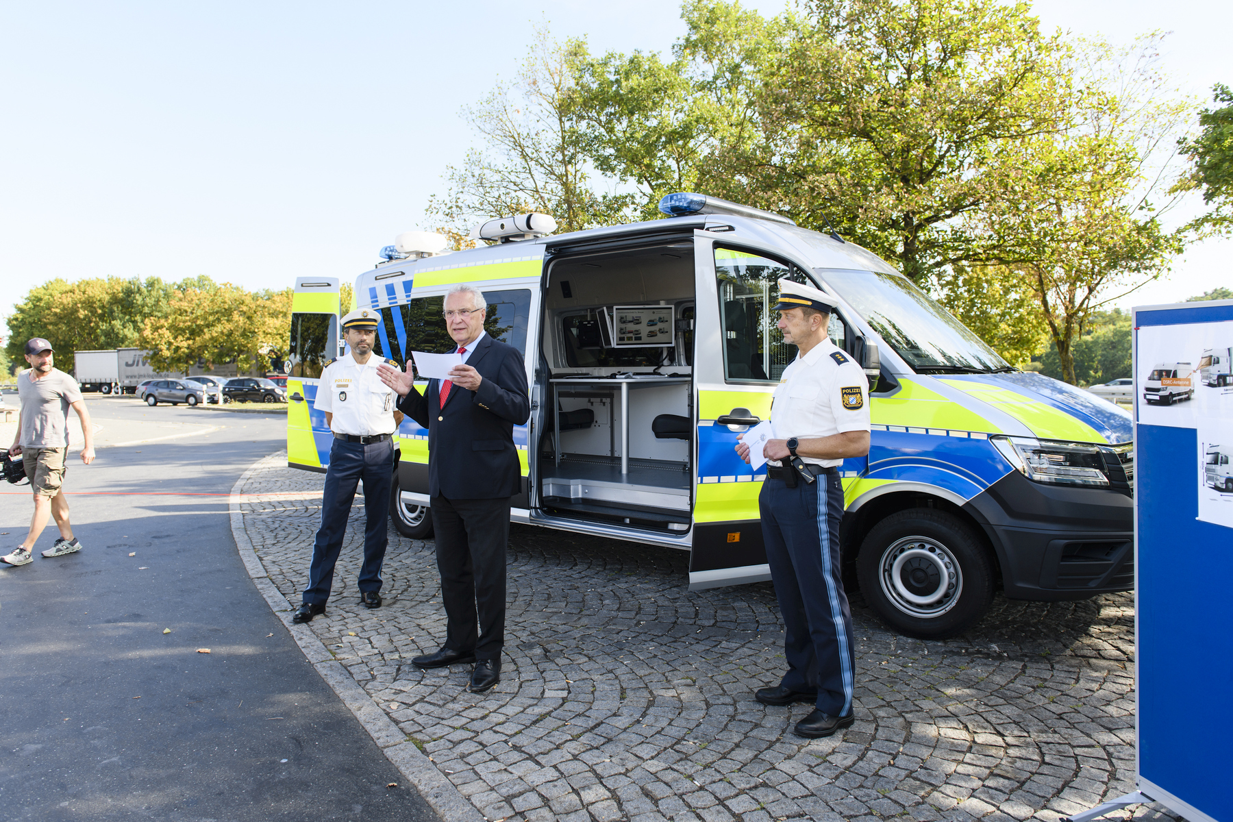 Innenminister Herrmann vor dem neuen Polizeifahrzeug Foto: Uwe Niklas
