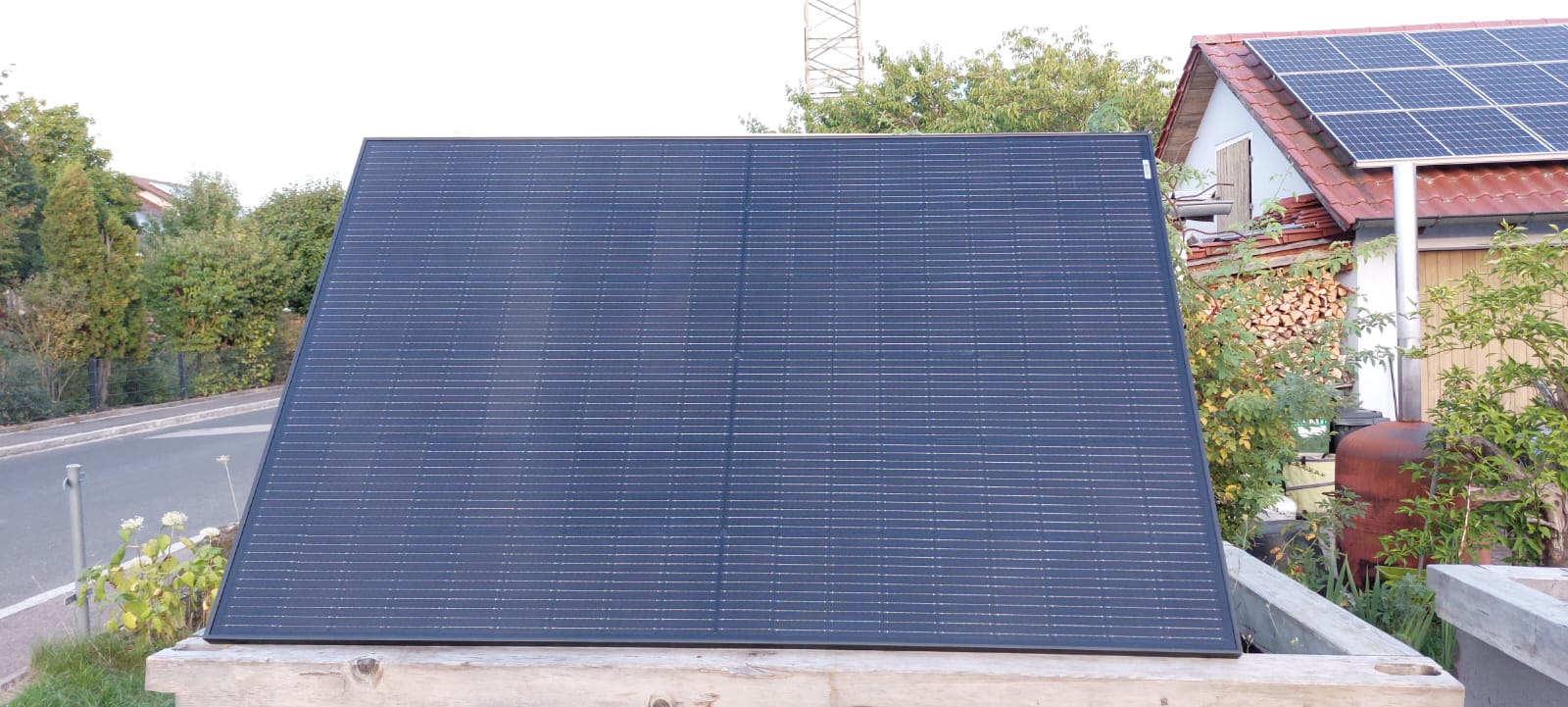 Ein PV-Balkonkraftwerk verwandelt die Sonnenenergie in Strom, der ganz einfach für den privaten Verbrauch genutzt werden kann Foto: Franz Bleicher