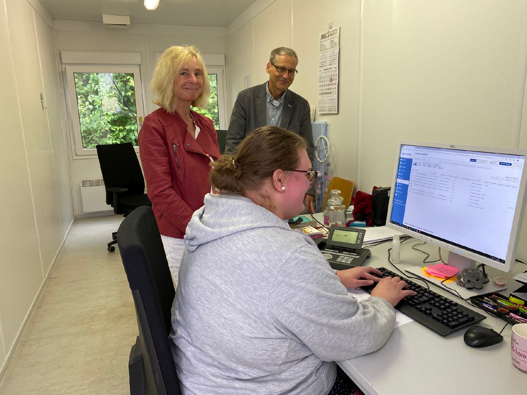 Der Leiter des Gesundheitsamtes Amberg, Dr. Roland Brey, mit zwei Mitarbeiterinnen des Contact Tracing Teams, die nunmehr mit „CISS“ arbeiten Foto: Martina Beierl