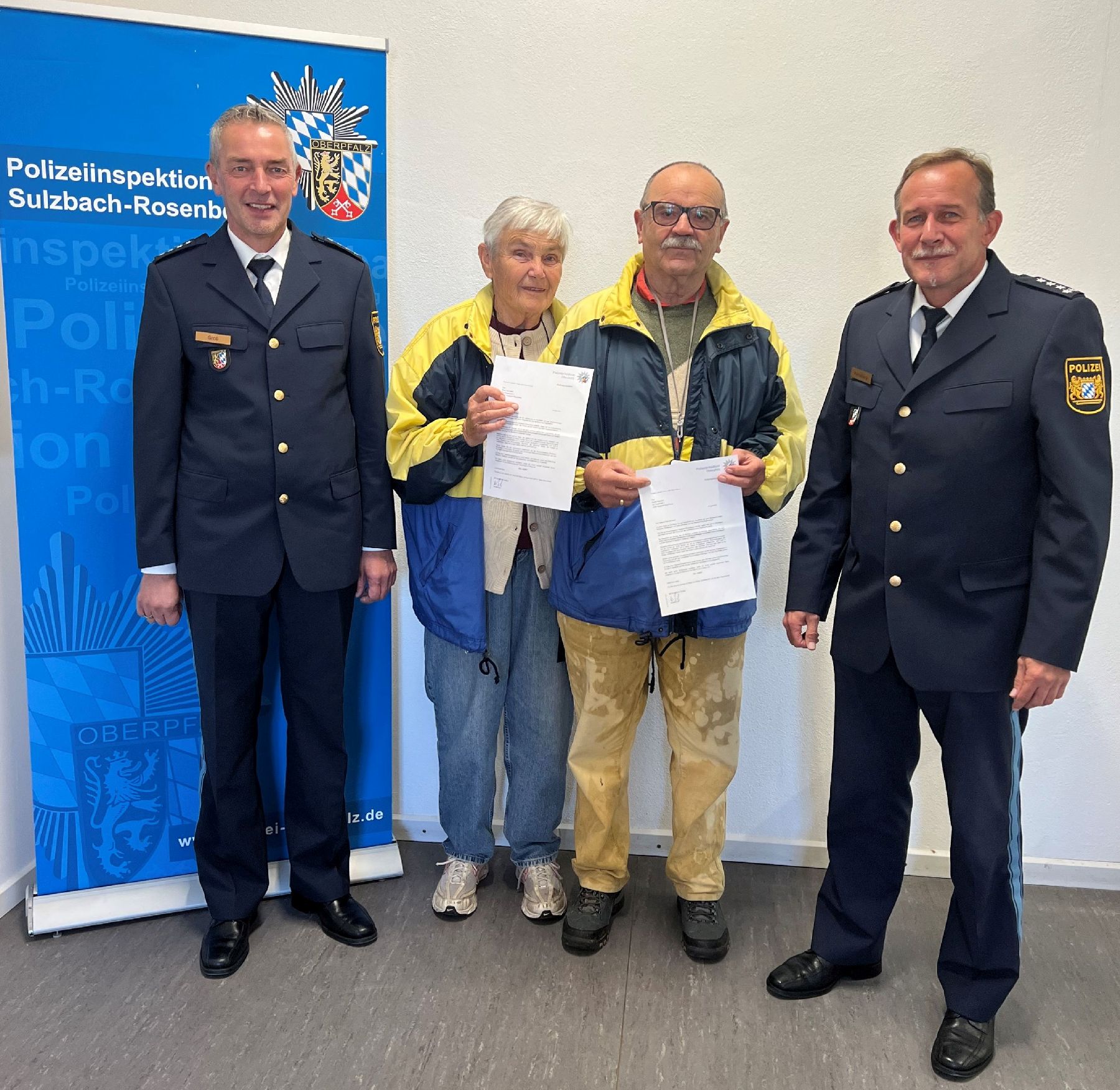 Bildunterschrift: v.l. Kriminalhauptkommissar Norbert Groß, Frau Brigitte Schoberl, Herr Klaus Schoberl, Erster Polizeihauptkommissar Michael Kernebeck Bildunterschrift: v.l. Kriminalhauptkommissar Norbert Groß, Frau Brigitte Schoberl, Herr Klaus Schoberl, Erster Polizeihauptkommissar Michael Kernebeck 