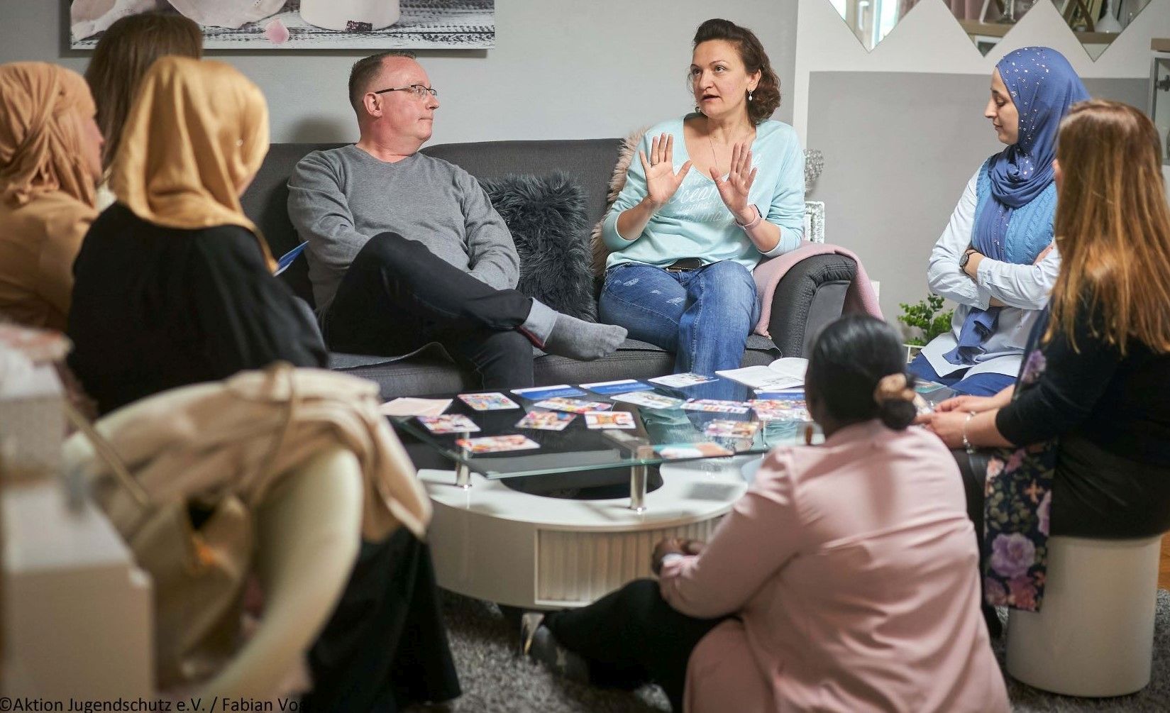 Beim Elterntalk sitzen Mütter und Väter in entspannter Atmosphäre zusammen und tauschen sich über ihre Erfahrungen aus Foto: ©Aktion Jugendschutz/Fabian Vogl