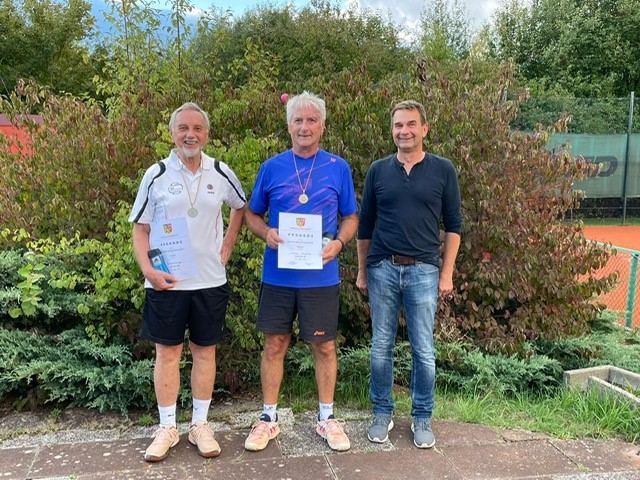 Von links: Ernst Gumpenberger (2. Platz Herren 60), Anton Kredler (1. Platz Herren 60), Dr. Hugo Klarner (Turnierleiter) Foto: Oliver Stienen