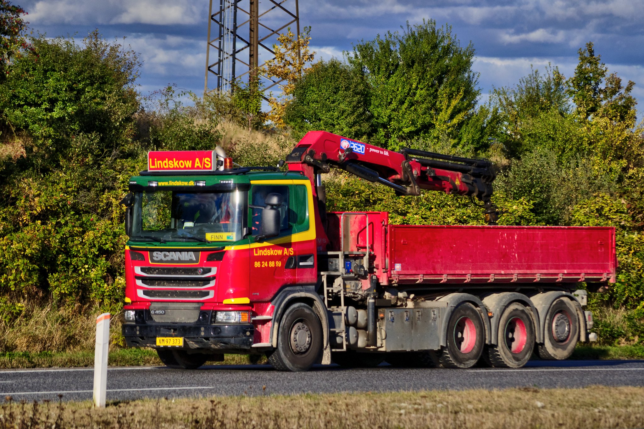 Lkw-Fahrer löscht Fahrzeugbrand