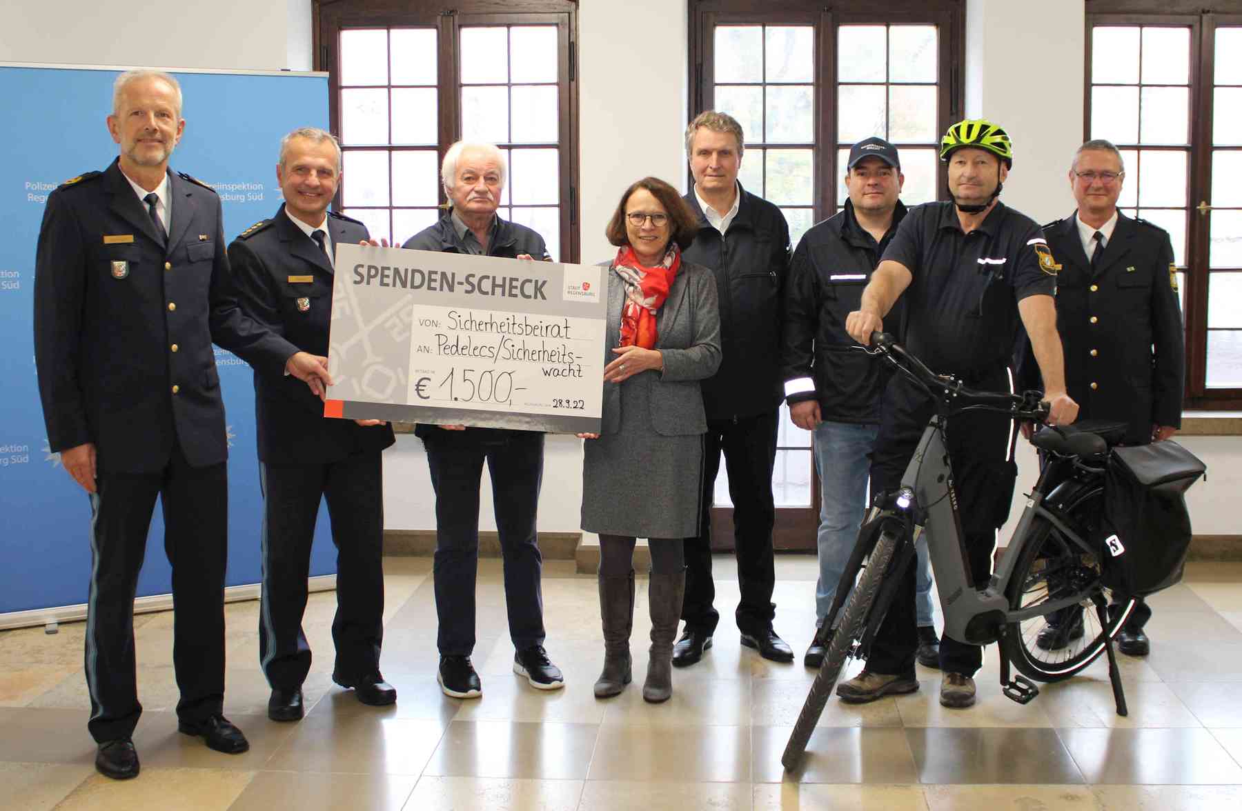 Oberbürgermeisterin Gertrud Maltz-Schwarzfischer bei der Scheckübergabe an Polizeivizepräsident Thomas Schöniger und Leitenden Polizeidirektor Gerhard Roider Foto: POK Reitmeier, PI Regensburg Süd