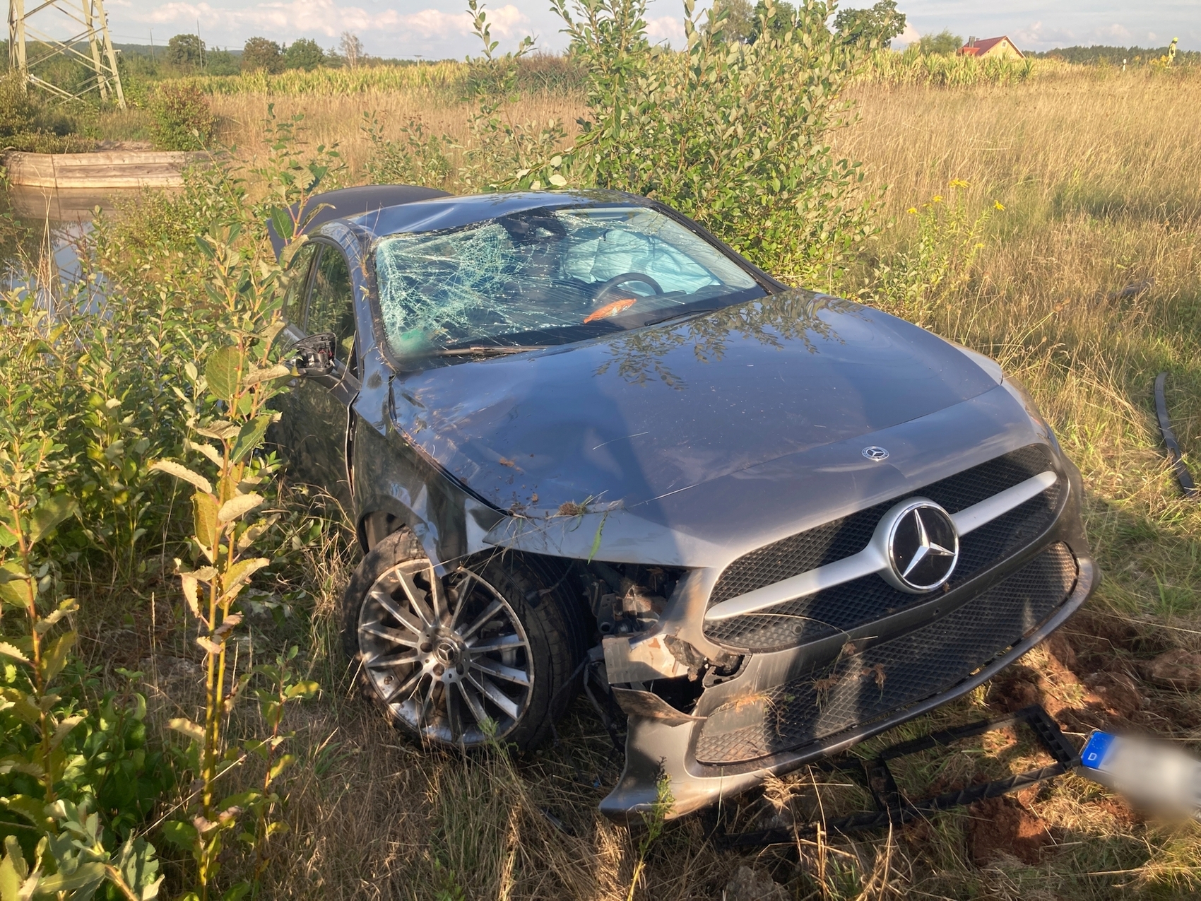 Am völlig demolierten Mercedes entstand Sachschaden von rund 30.000€