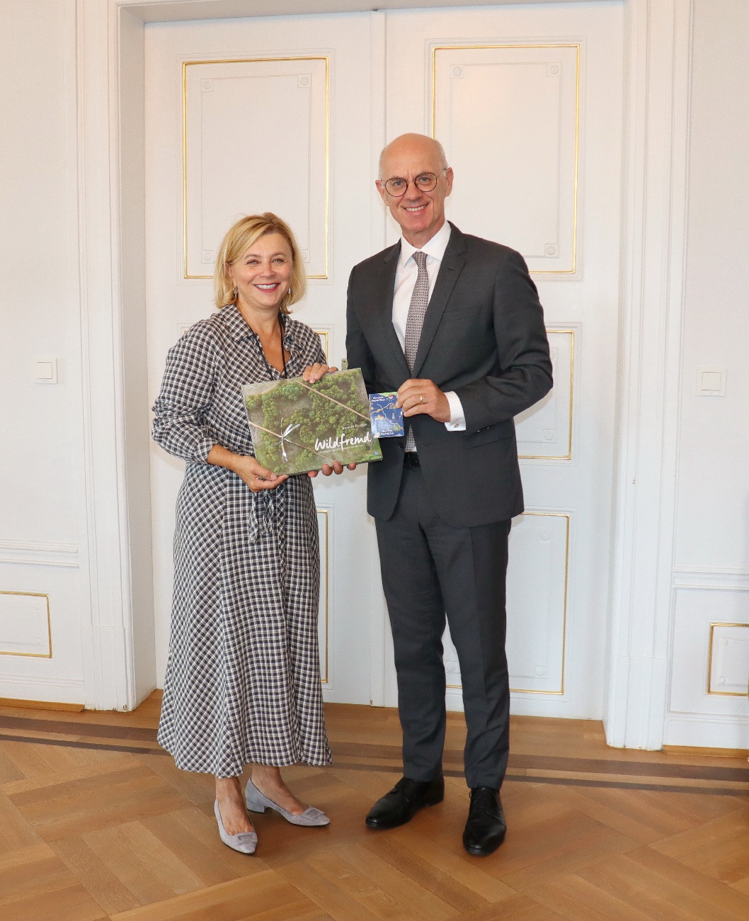 Regierungspräsident Walter Jonas begrüßt die tschechische Generalkonsulin, Dr. Ivana Červenková, an der Regierung der Oberpfalz Regierung der Oberpfalz/Stühlinger-Weinhändler