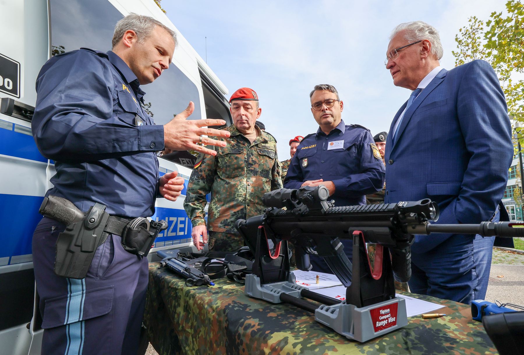 Pressetermin Vorstellung des gemeinsamen Leitfadens bei lebensbedrohlichen Einsatzlagen von bay. Polizei und Bundeswehr 'Leader-Tex 22' mit dem bay. Staatsminister des Inneren Joachim Herrmann und Generalmajor Carsten Breuer am 20.10.2022 in der Sanitätsakademie der Bundeswehr in München Bildnachweis: Alexandra Beier