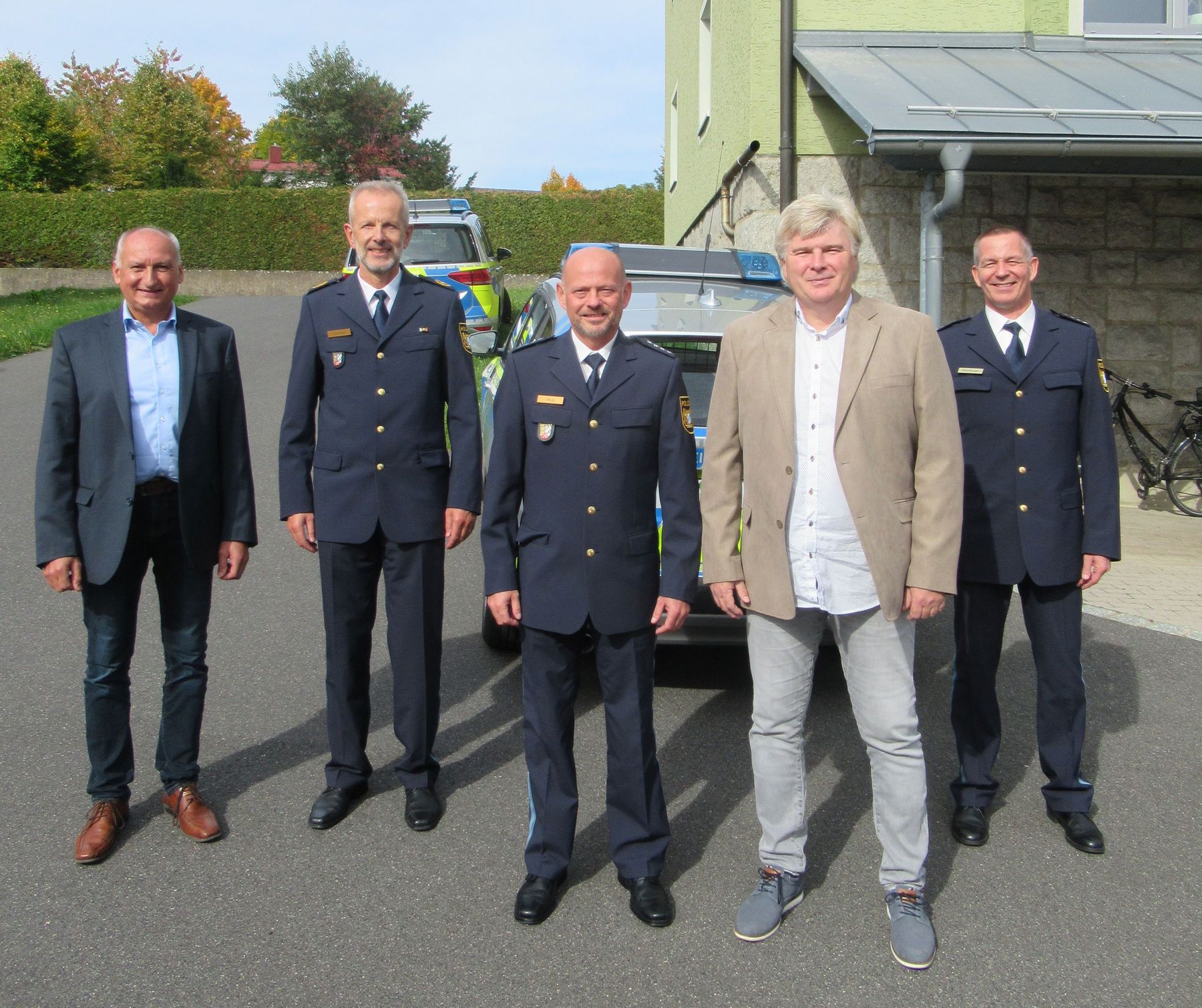 v.l. Personalratsvorsitzender EPHK Franz Eichenseher, Polizeivizepräsident Thomas Schöniger, PHK Johannes Zeug, PHK a.D. Georg Fritsch, Dienststellenleiter EPHK Stefan Weinberger Foto: PI Neustadt a.d. Waldnaab