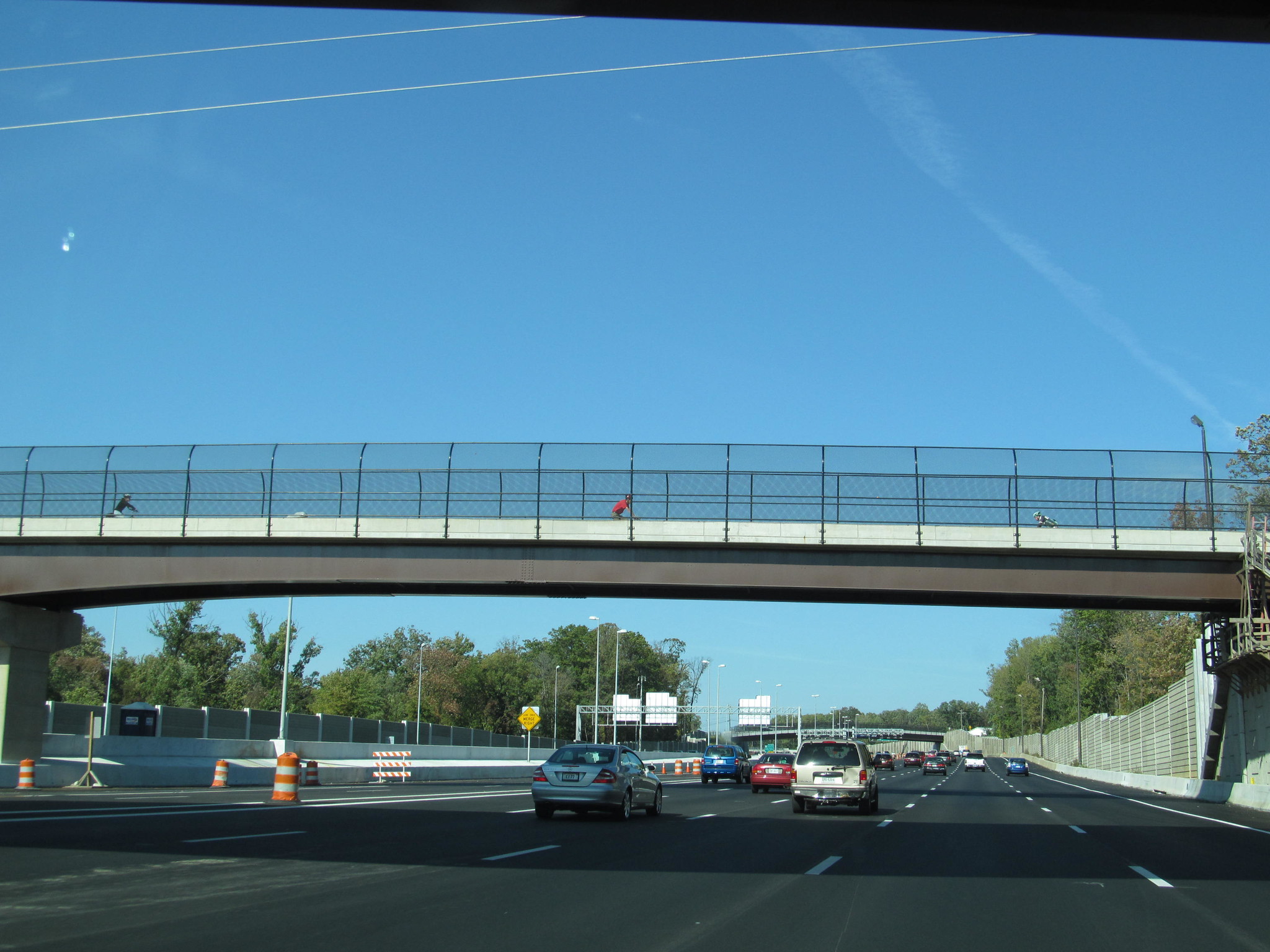 Kinder werfen Steine auf die Autobahn