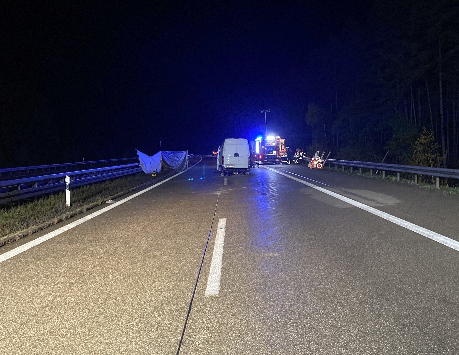 Der Beifahrer des Kleintransporters verstarb noch an der Unfallstelle Foto: VPI Amberg