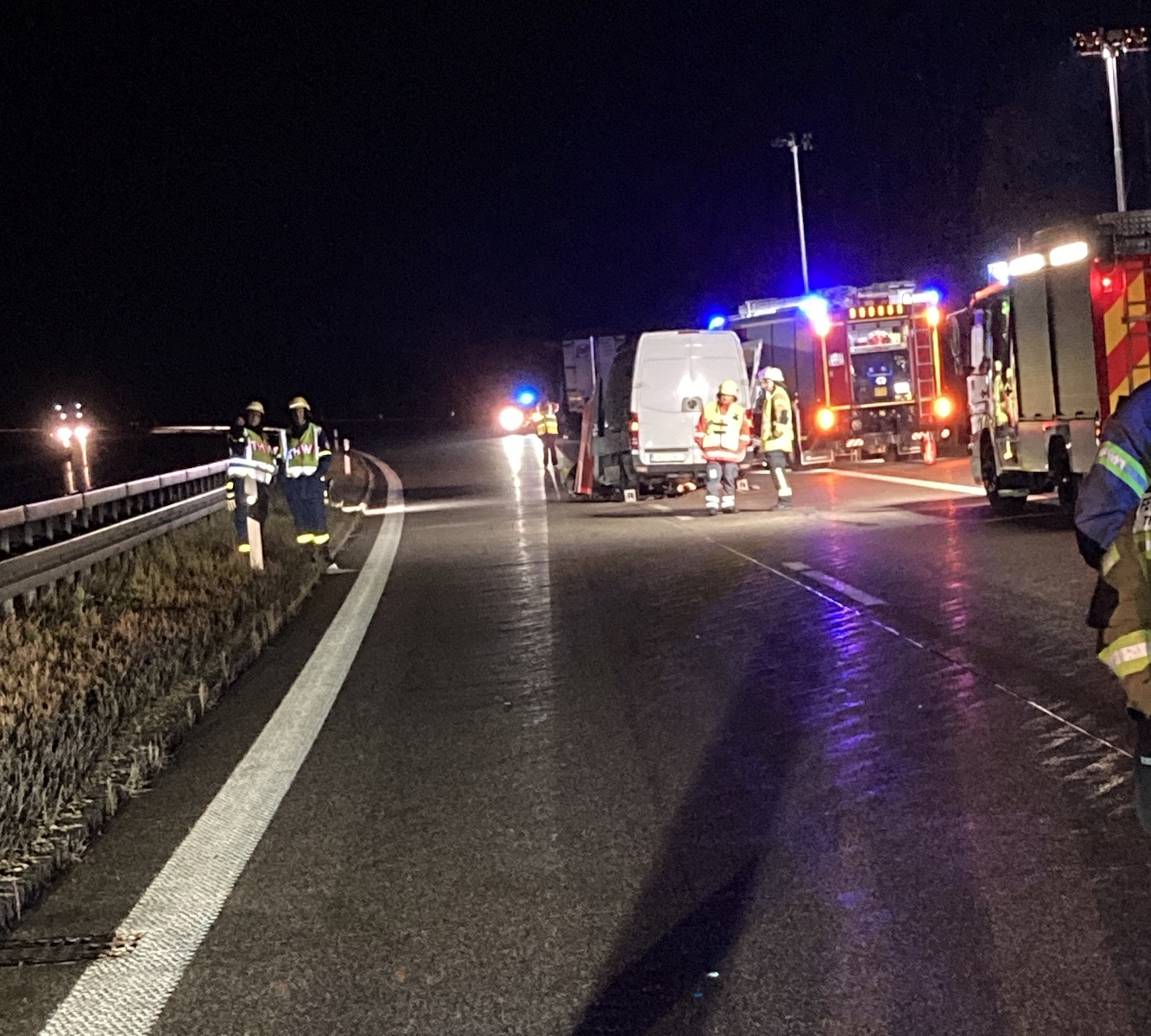 Der Beifahrer des Kleintransporters verstarb noch an der Unfallstelle Foto: VPI Amberg