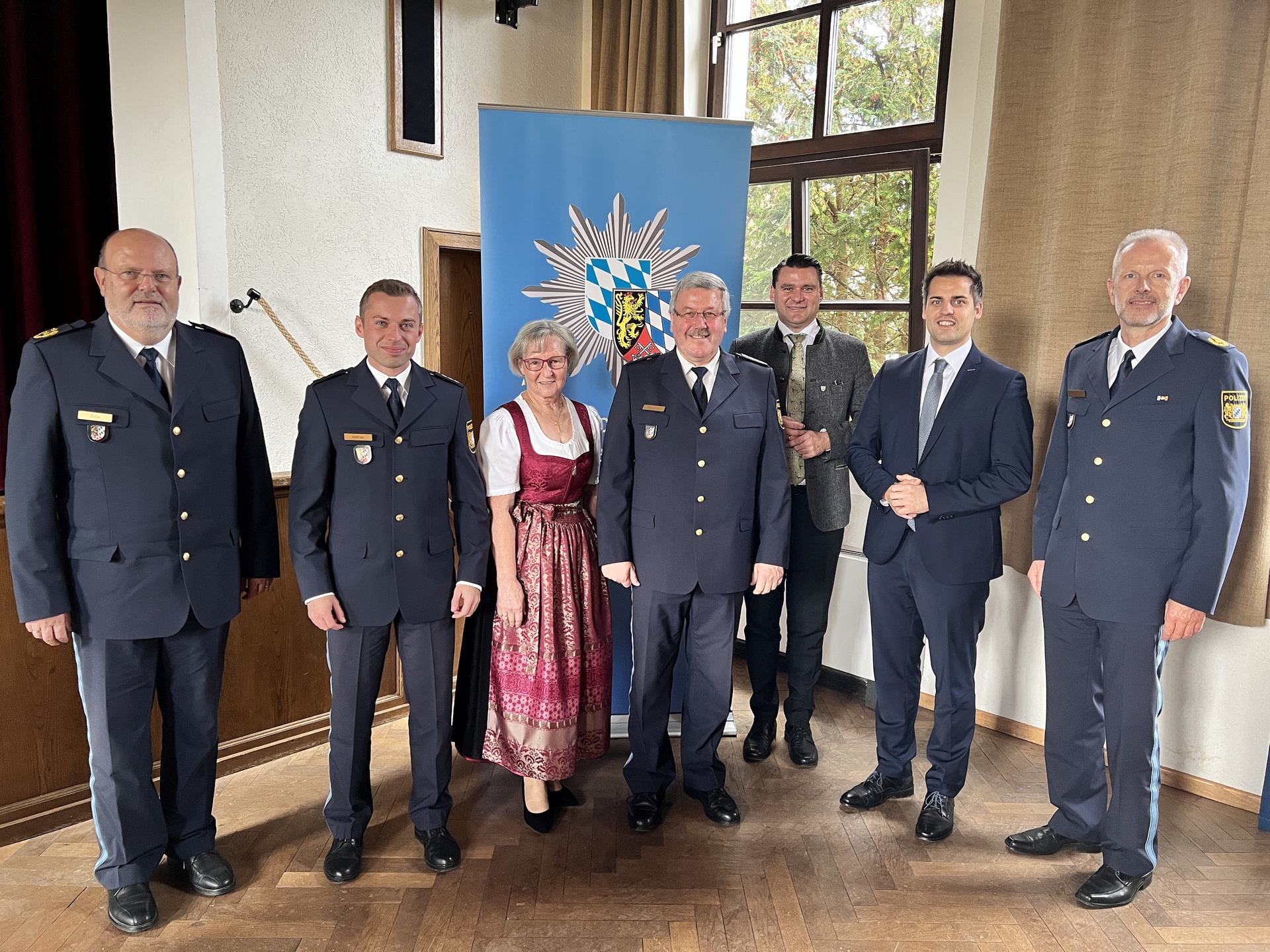 v.l.n.r: Polizeipräsident Norbert Zink, Polizeihauptkommissar Dominik Höfner, Frau Agnes Feuerer, Erster Polizeihauptkommissar Robert Feuerer, Landrat Thomas Ebeling, Erster Bürgermeister Rudolf J. Teplitzky, Polizeivizepräsident Thomas Schöniger Quelle: Polizeipräsidium Oberpfalz