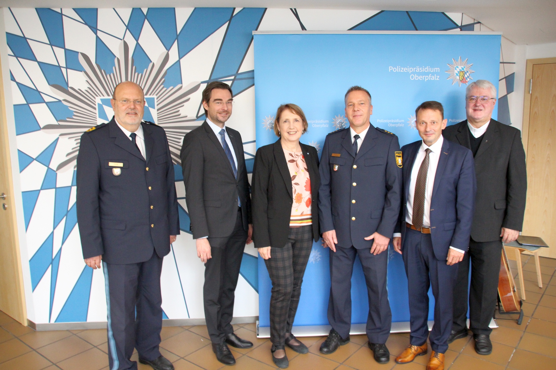 v. l. n. r.: Polizeipräsident Norbert Zink, MdL Dr. Stephan Oetzinger, MdLin Annette Karl, Polizeidirektor Markus Fuchs, Oberbürgermeister Jens Meyer, Polizeiseelsorger Karl-Dieter Schmidt