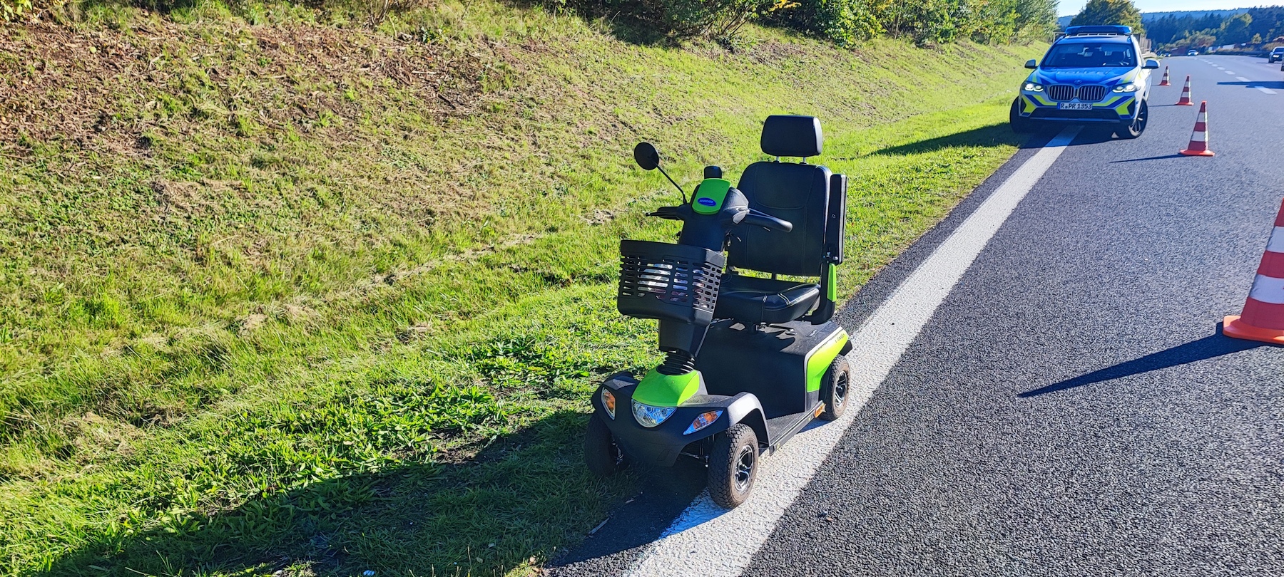 Mit dem elektrischen Krankenfahrstuhl vom Friseur auf die A93