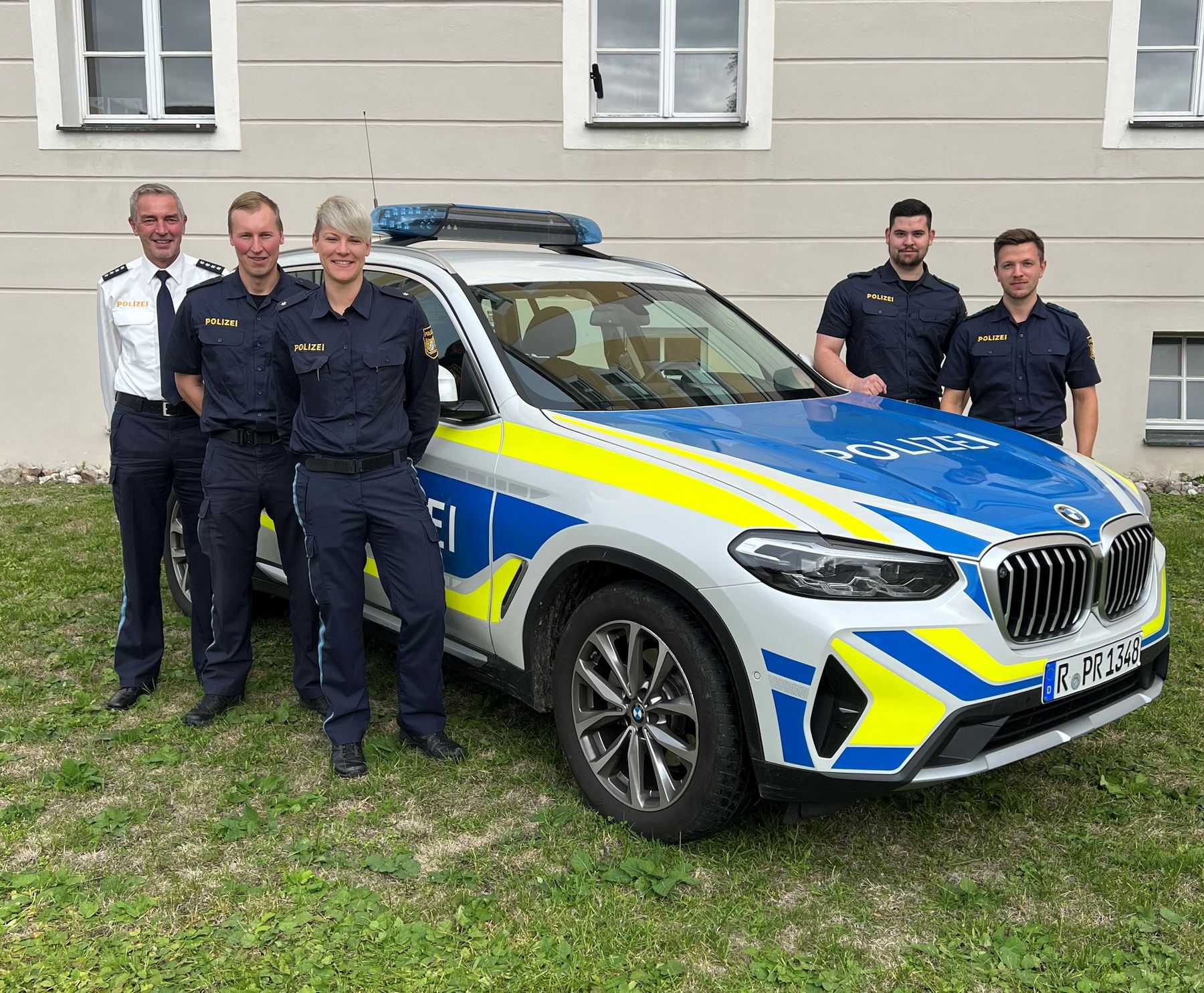 von links nach rechts: stellvertretender Dienststellenleiter, Kriminalhauptkommissar Norbert Groß, Polizeimeister Stefan Kreuzer, Polizeikommissarin Sabrina Brey, Polizeimeister Artur Balko, Polizeiobermeister Kevin Plach Quelle: PI Sulzbach-Rosenberg