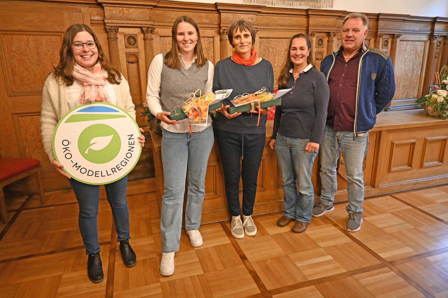 von links: Annika Reich (Ökomodellregion), Anabell Birner, Isabella Birner, Heike von Eyb (Koordinatorin für kommunale Entwicklungspolitik), Norbert Luber (Sponsor TLA-Frischeservice). Foto © Thomas Graml, Stadt Amberg