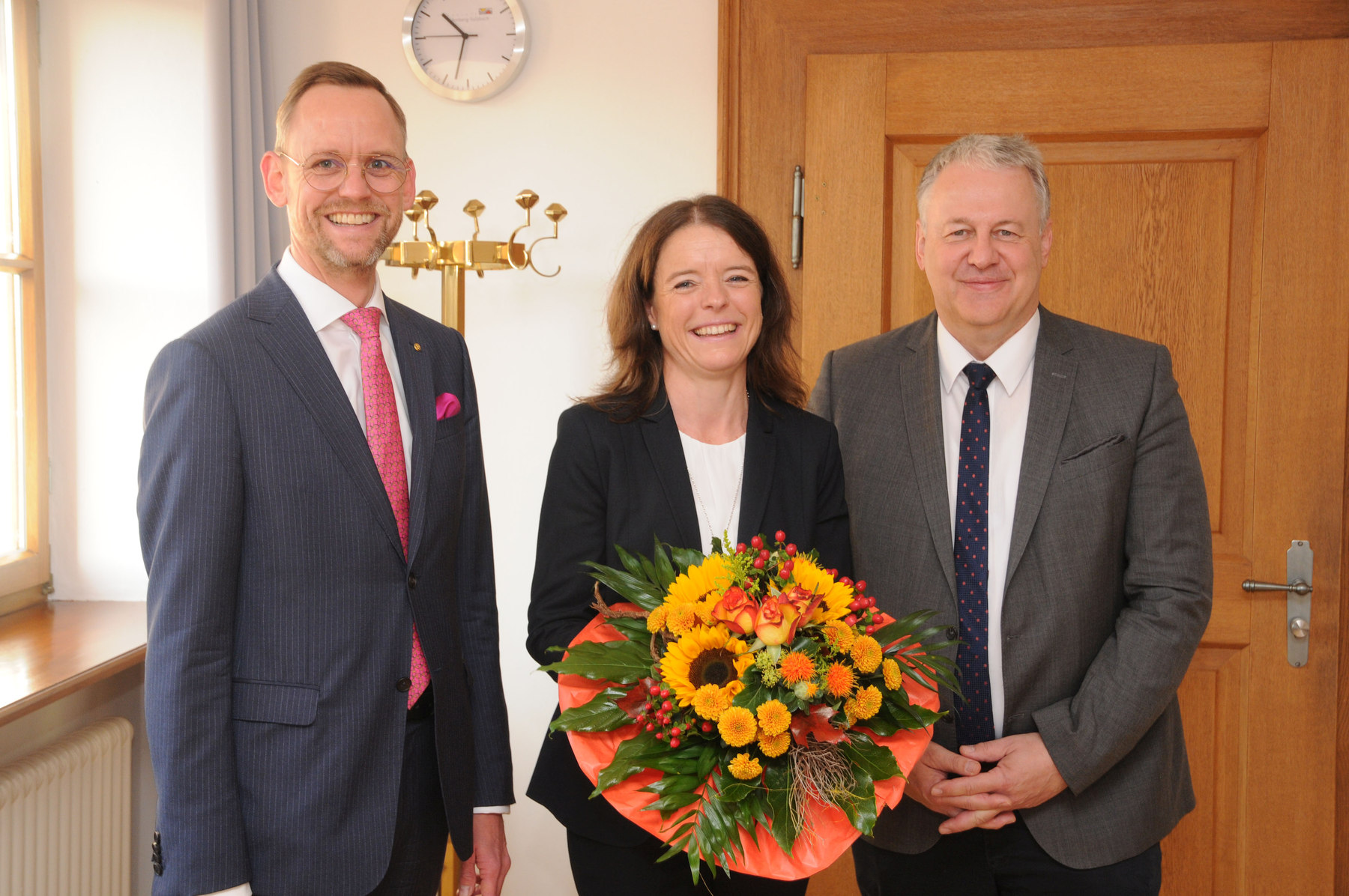 Mit einem Blumenstrauß hieß Landrat Richard Reisinger das neue Vorstandsmitglied der Sparkasse Amberg-Sulzbach in der Region willkommen. Links Vorstandsvorsitzender Thomas Pickel. Foto: Joachim Gebhardt