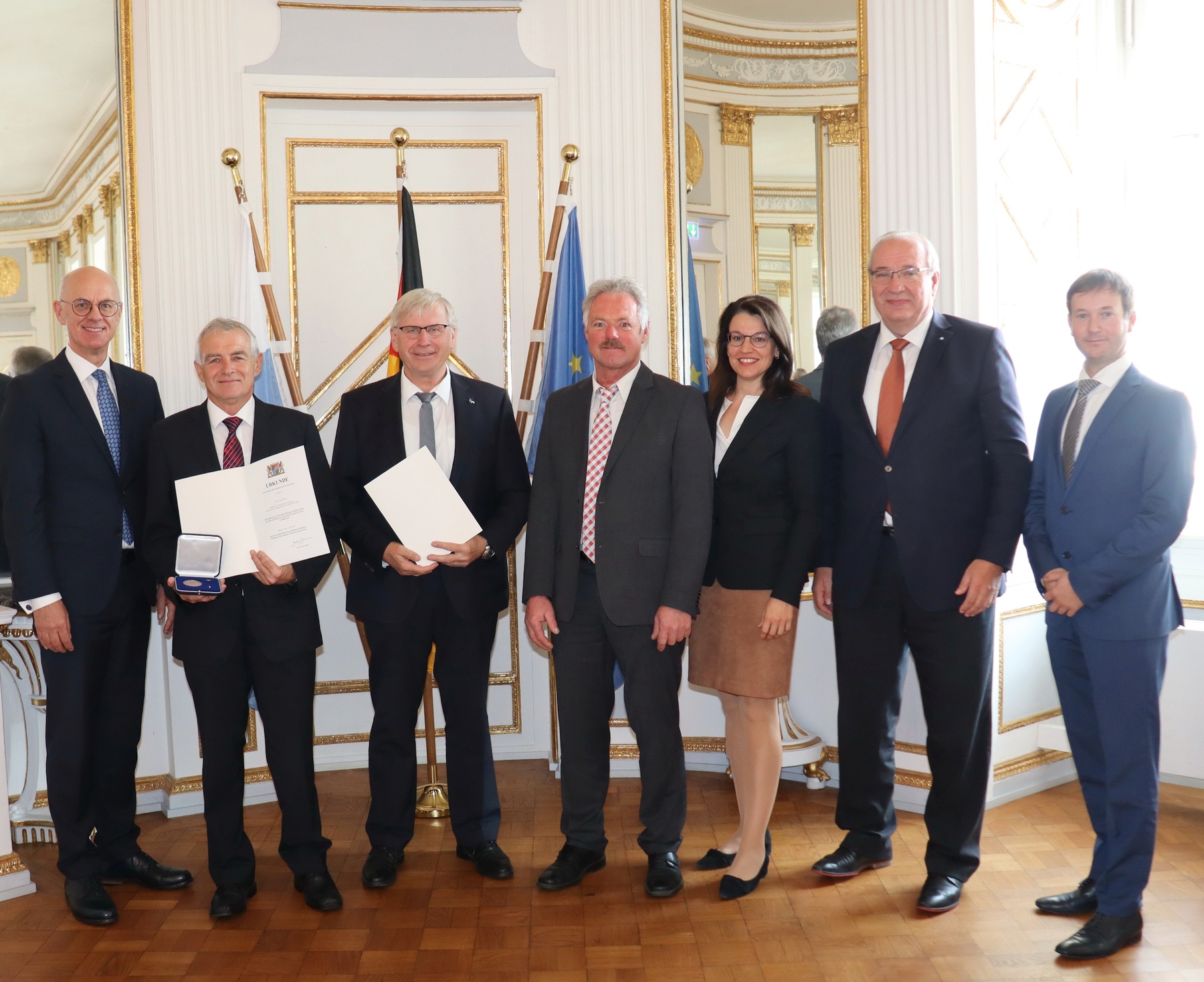 Regierungspräsident Walter Jonas (1.v.l.) mit den Geehrten aus dem Landkreis Cham, Bezirkstagspräsident und Landrat, Franz Löffler (2.v.r.) und weiteren Ehrengästen Regierung der Oberpfalz/Stühlinger-Weinhändler