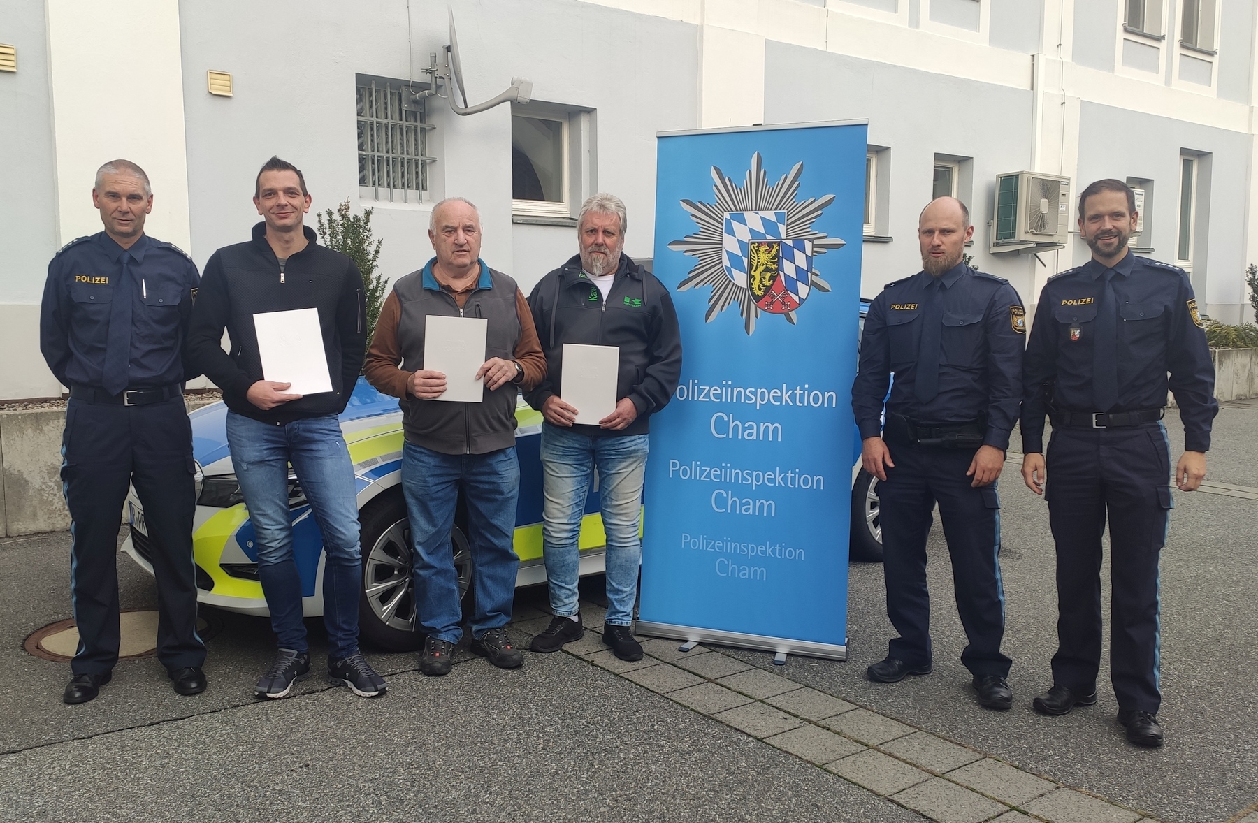 v.l.n.r.: EPHK Stephan Gürster, Florian Preiss (10 Jahre), Karl-Heinz Hirmer (20 Jahre), Herbert Amann (20 Jahre), POK Thomas Zintl, PHK Marco Müller