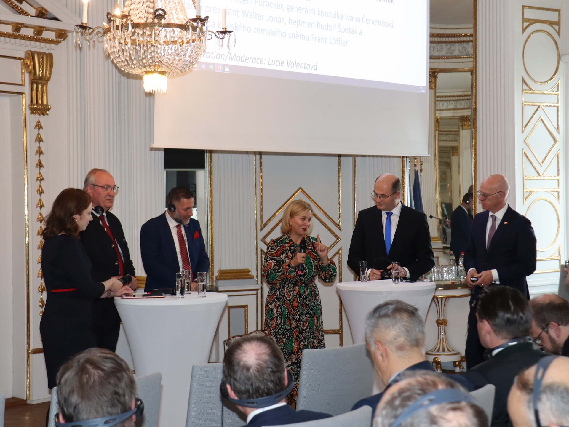 Podiumsgespräch mit Regierungspräsident Walter Jonas, Finanzminister Albert Füracker, der tschechischen Generalkonsulin Dr. Dr. iur. Ivana Červenková, Hejtman Rudolf Špoták und Bezirkstagspräsident Franz Löffler (v.re.)
Regierung der Oberpfalz/Kammermeier