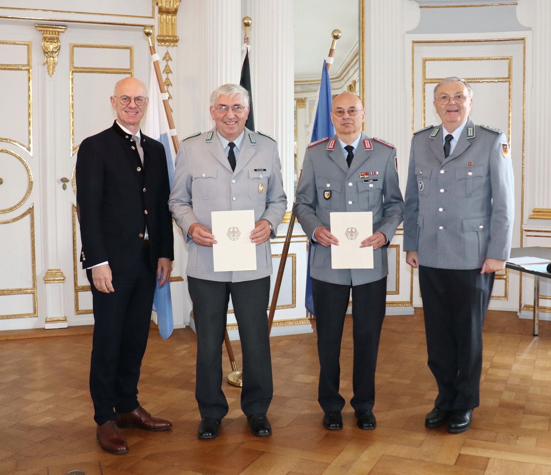 Bei der Übergabe der Urkunden im Spiegelsaal der Regierung der Oberpfalz. Regierungspräsident Walter Jonas, Oberst Alfred Rauscher, Oberstleutnant Thomas Lanz und Oberst Bernhard Brock (v.li.)  Foto: Regierung der Oberpfalz/Kammermeier  